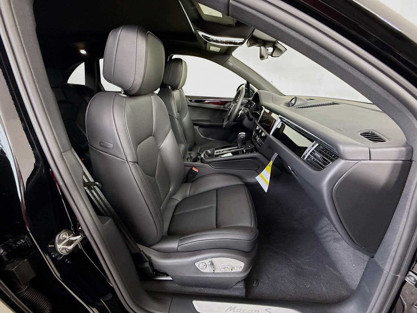 Thumbnail: 2025 Porsche Macan - 21