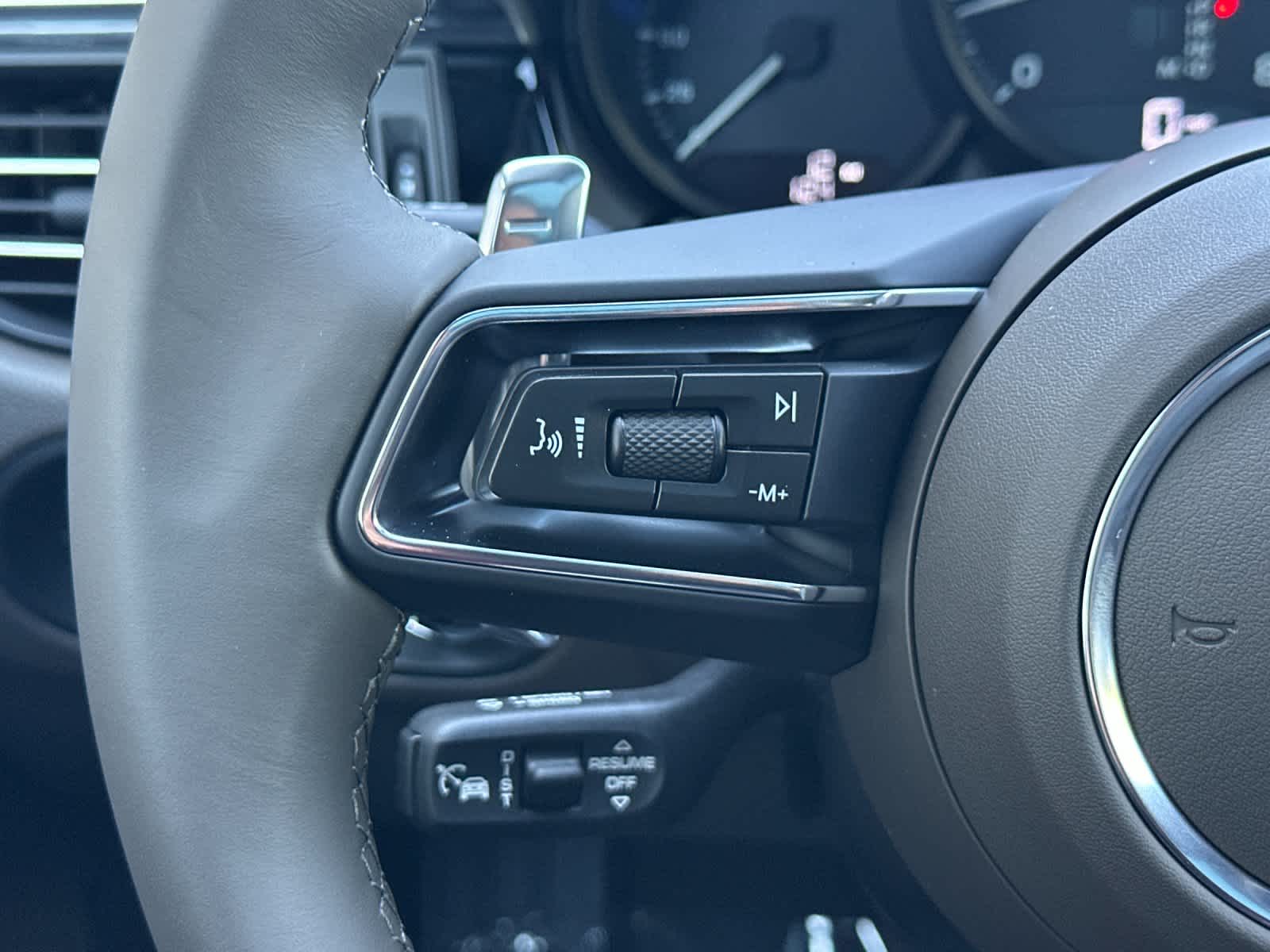 Thumbnail: 2026 Porsche Macan - 27