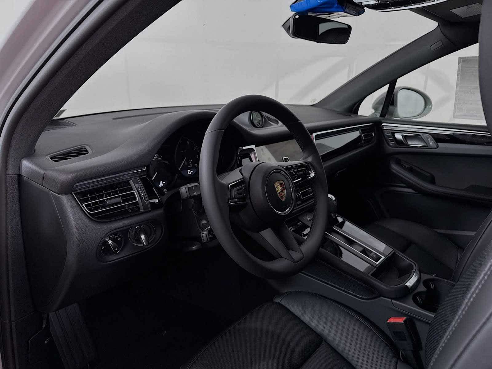 Thumbnail: 2026 Porsche Macan - 4