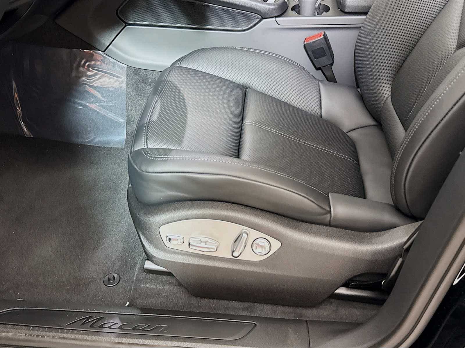 Thumbnail: 2025 Porsche Macan - 16