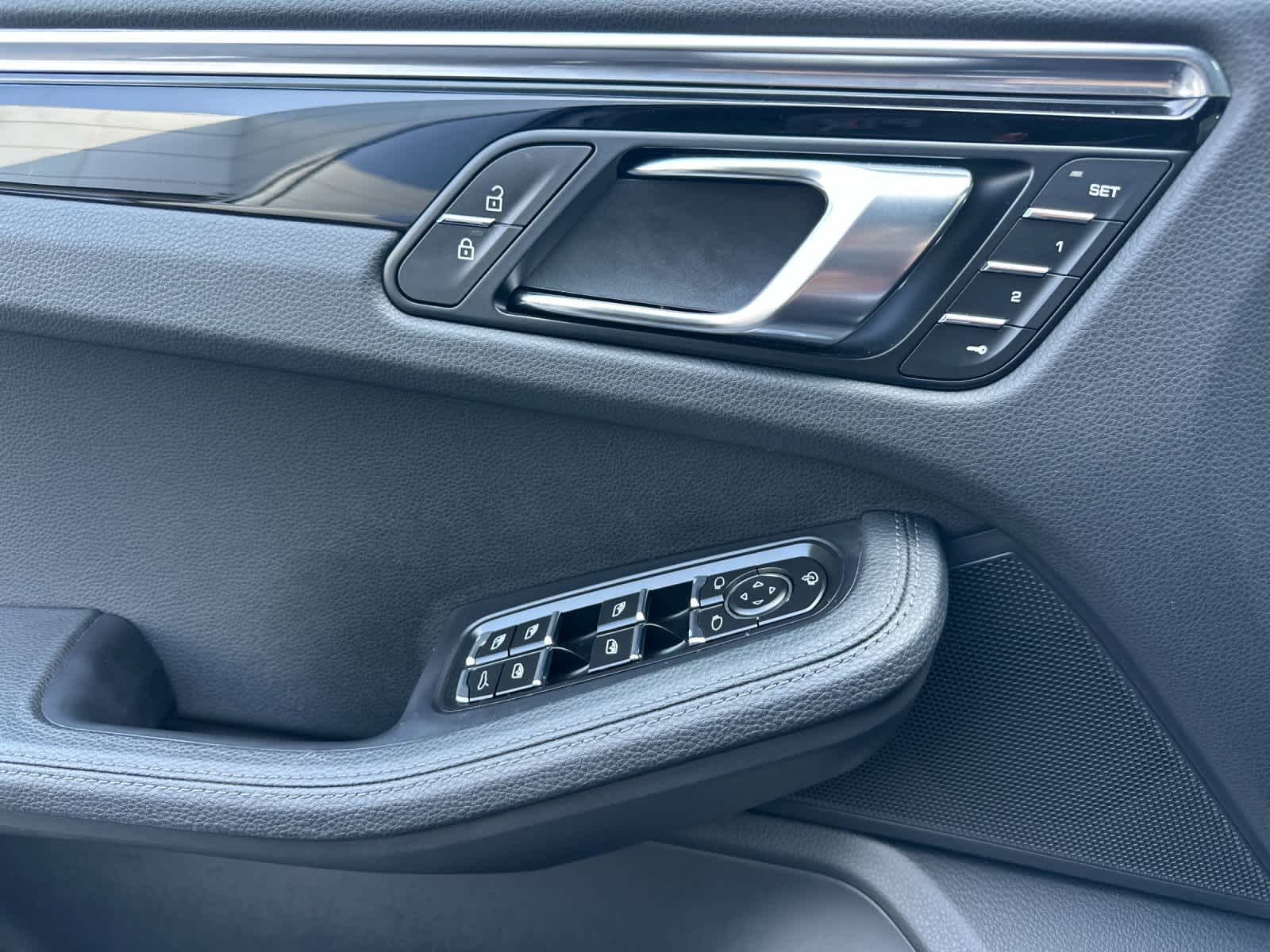 Thumbnail: 2025 Porsche Macan - 12