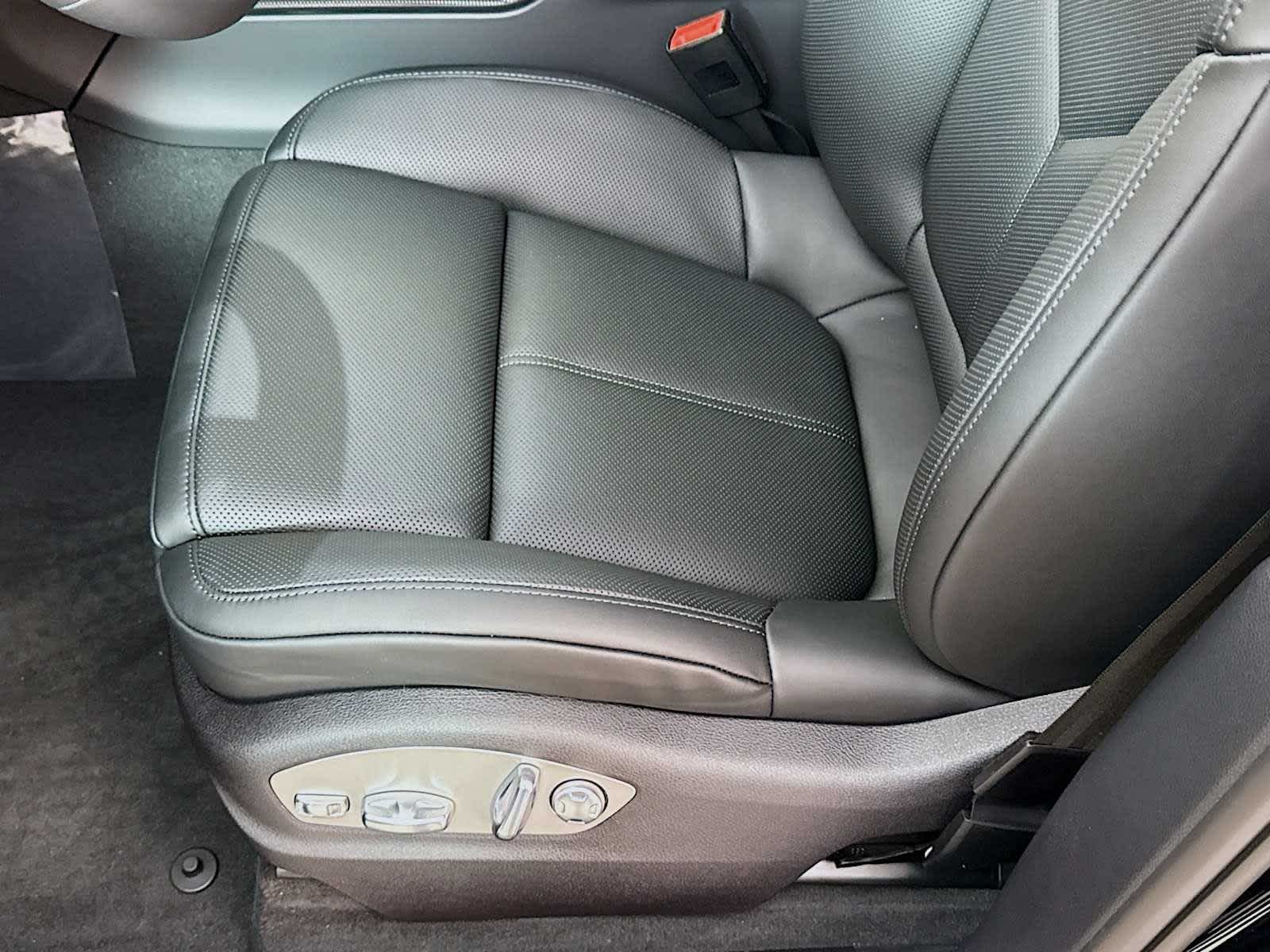 Thumbnail: 2026 Porsche Macan - 15