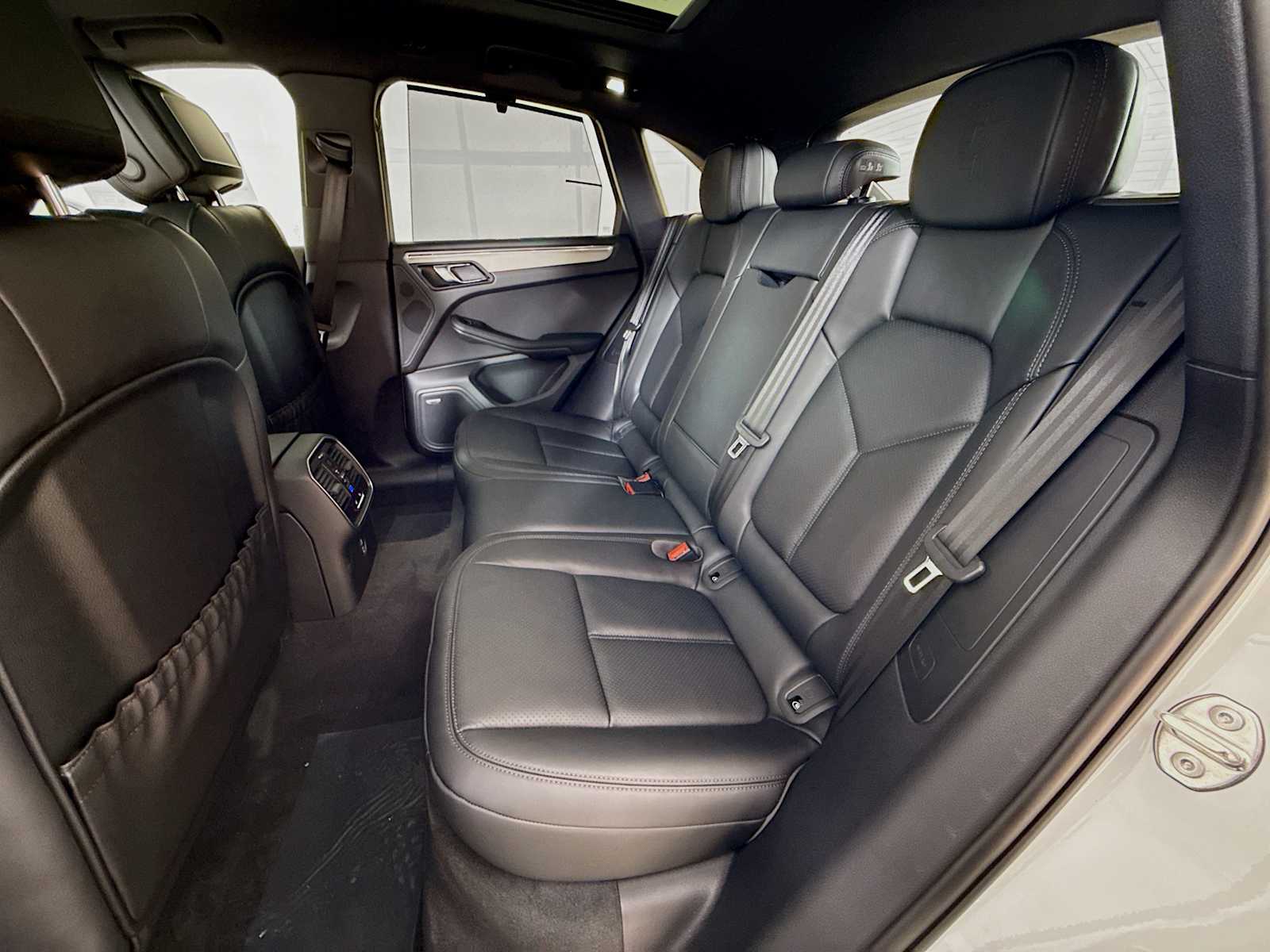 Thumbnail: 2026 Porsche Macan - 17