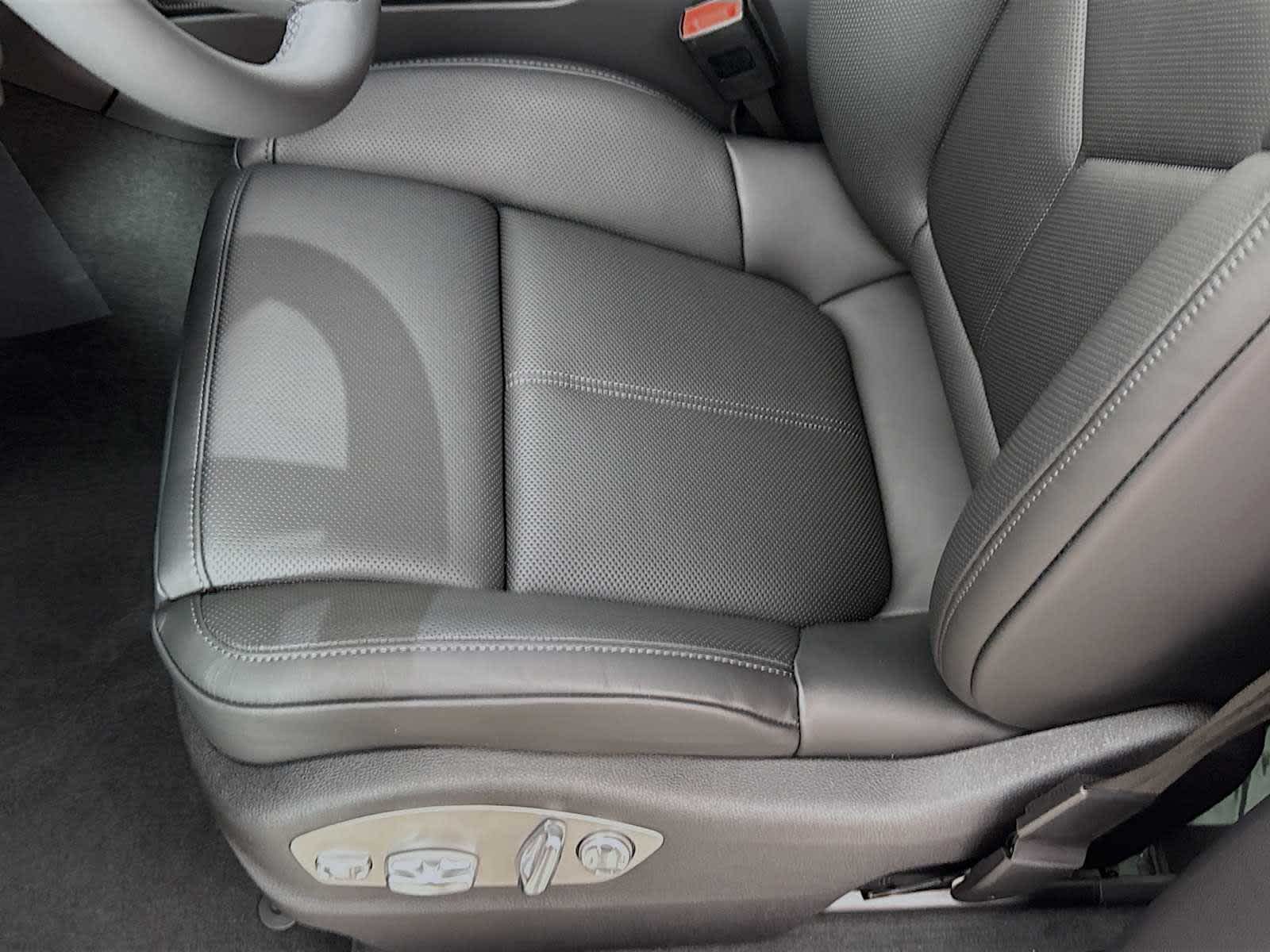 Thumbnail: 2026 Porsche Macan - 17