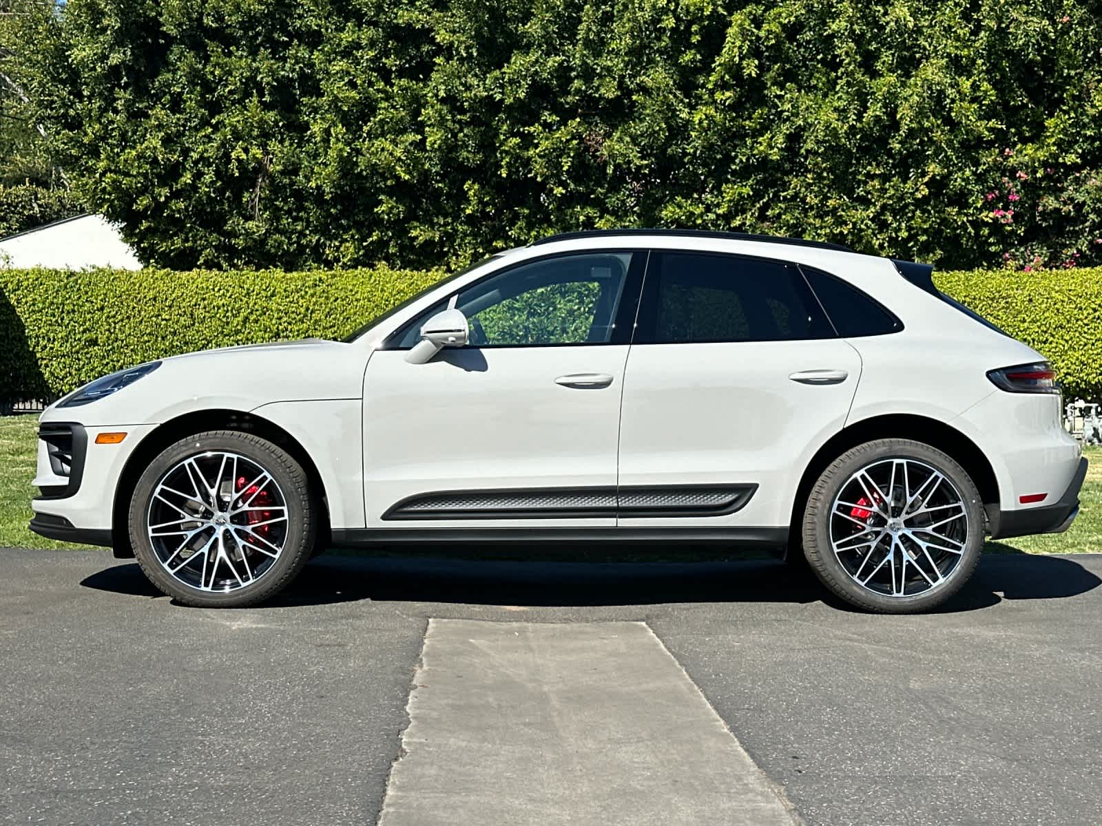 Thumbnail: 2026 Porsche Macan - 2