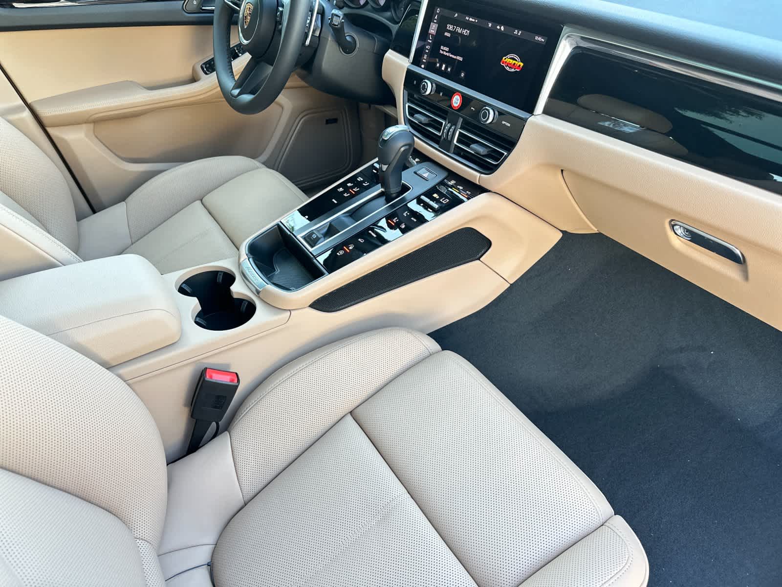 Thumbnail: 2026 Porsche Macan - 17