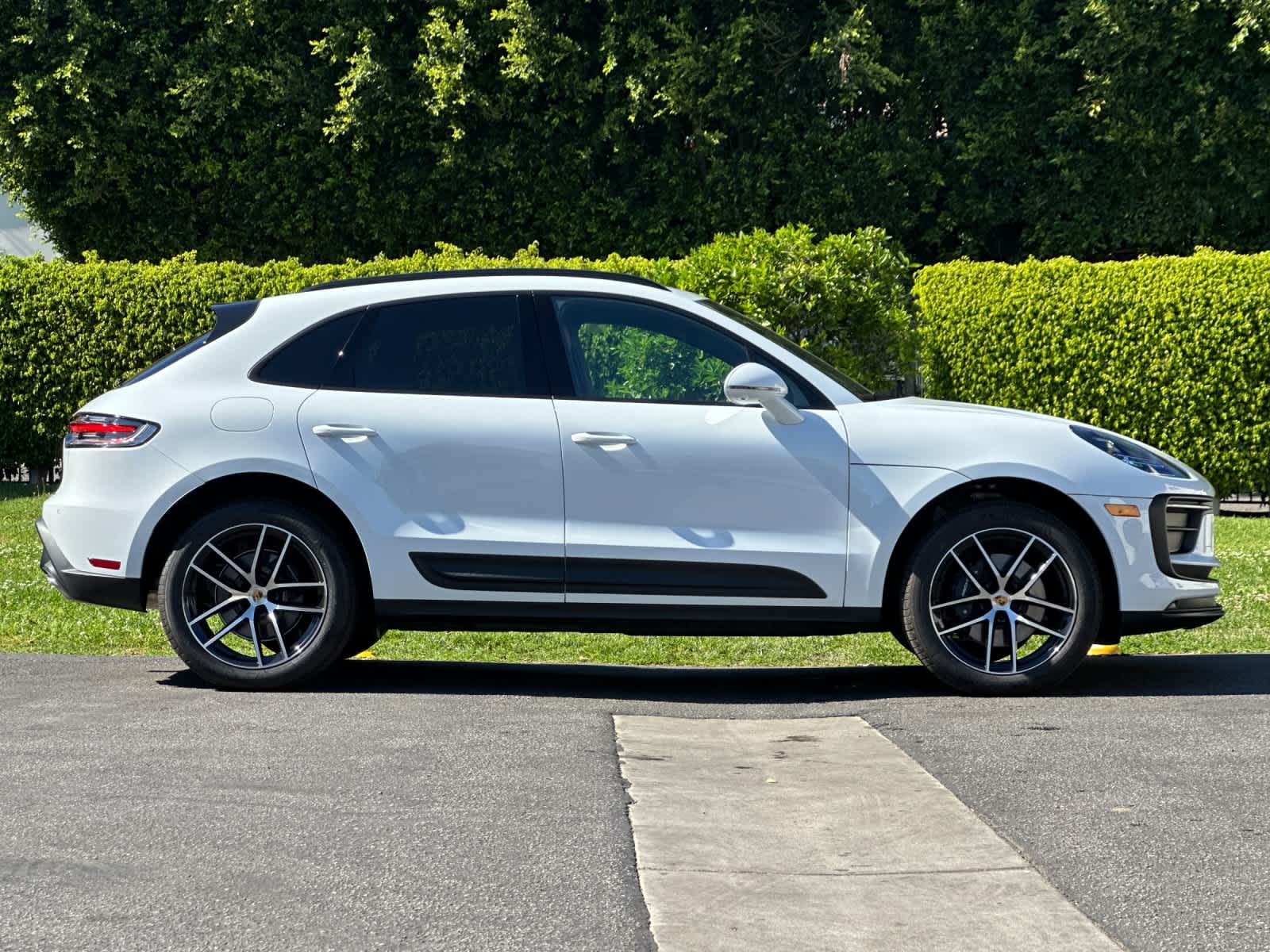 Thumbnail: 2026 Porsche Macan - 9