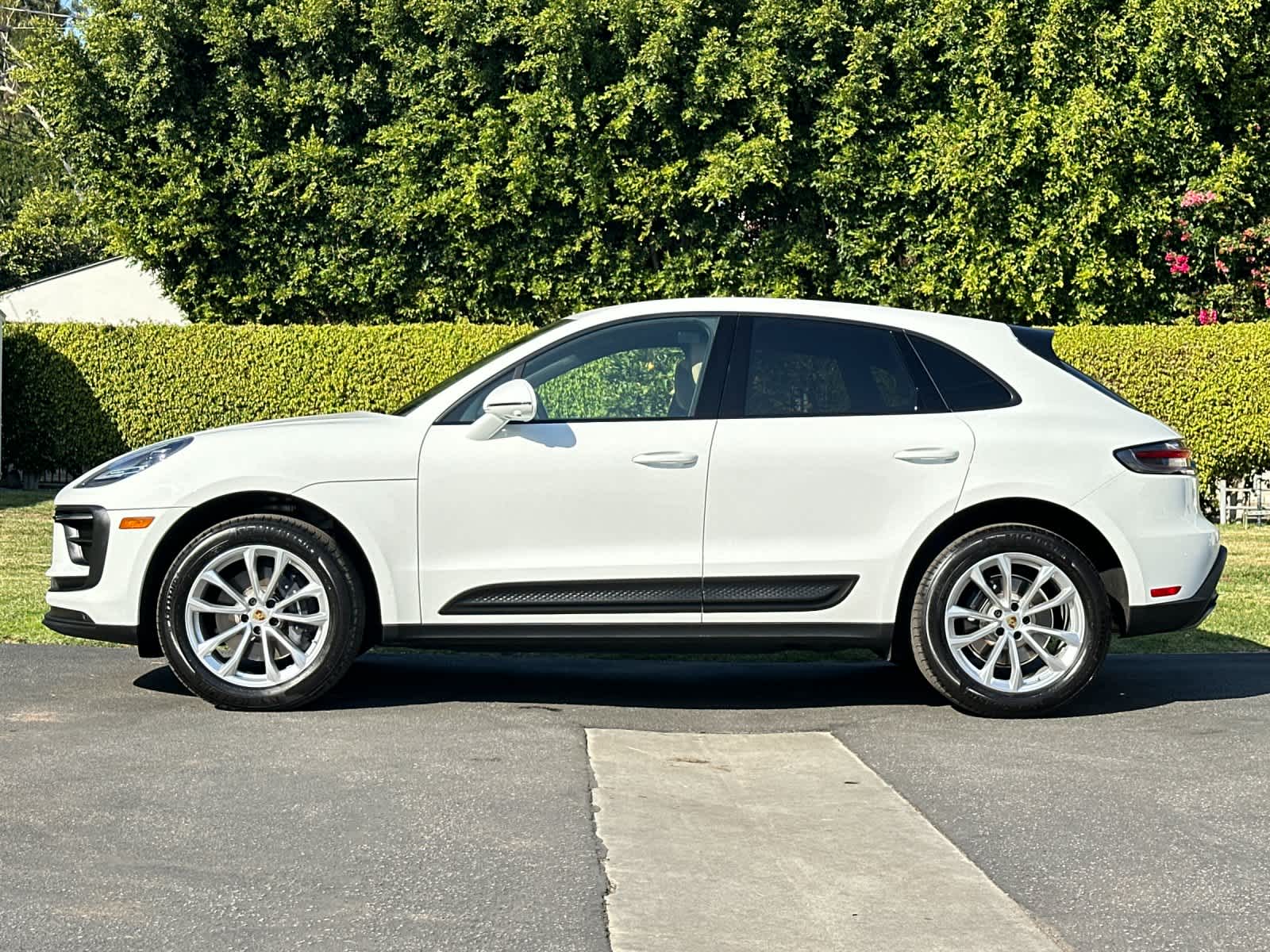 Thumbnail: 2025 Porsche Macan - 2