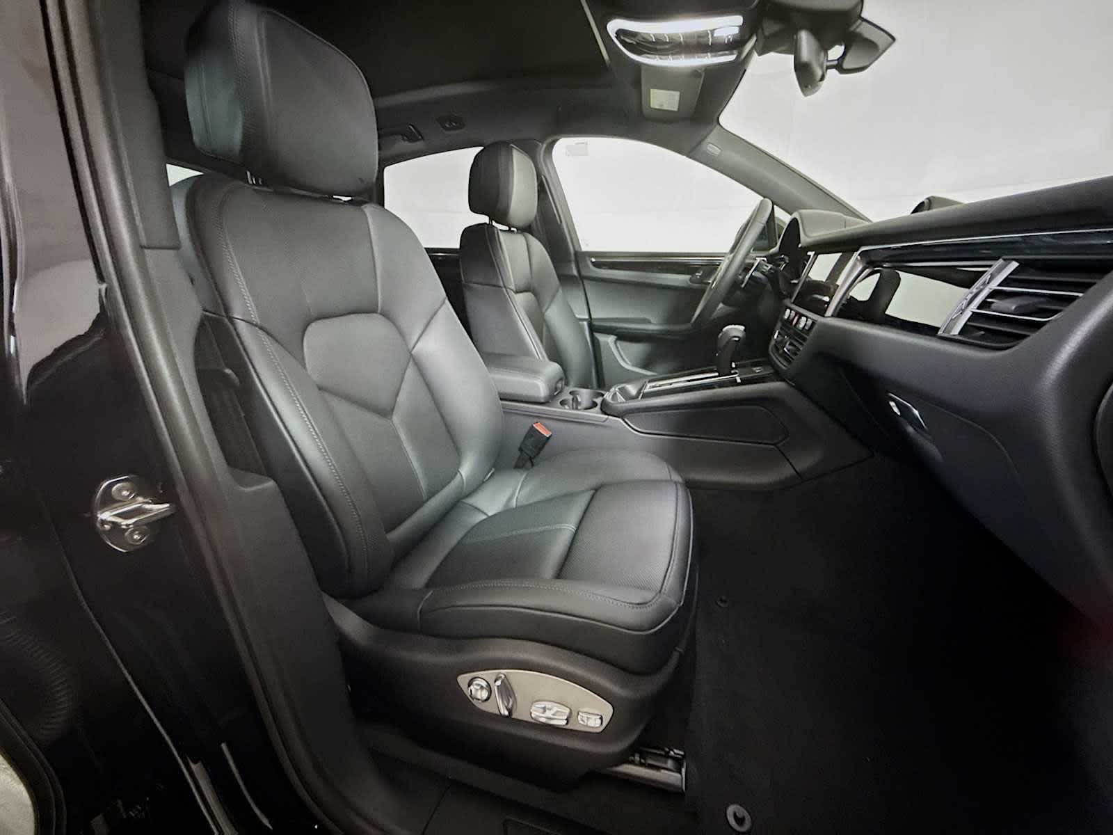 Thumbnail: 2025 Porsche Macan - 22