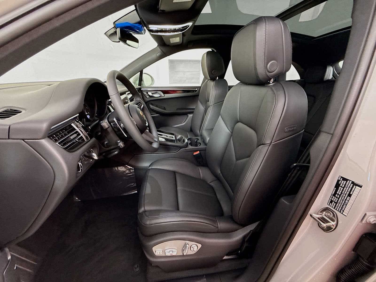 Thumbnail: 2026 Porsche Macan - 5