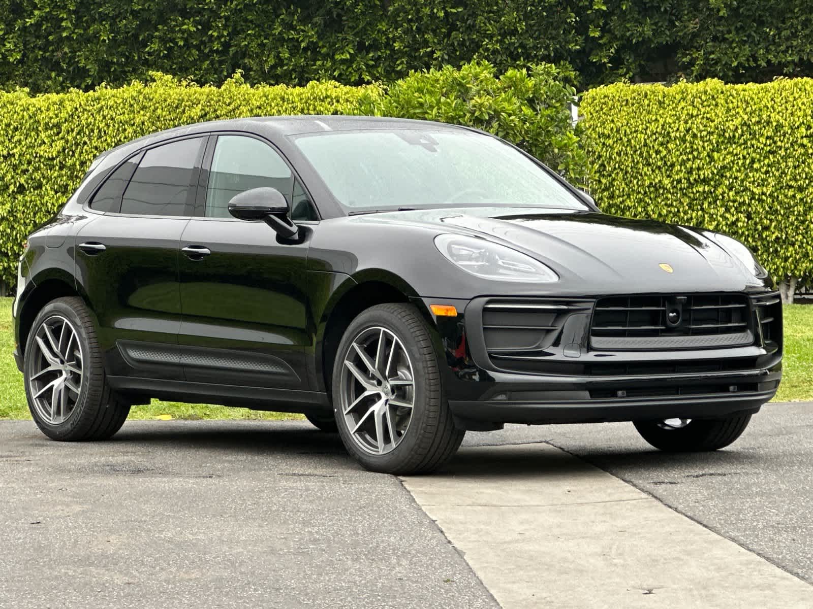 Thumbnail: 2026 Porsche Macan - 10