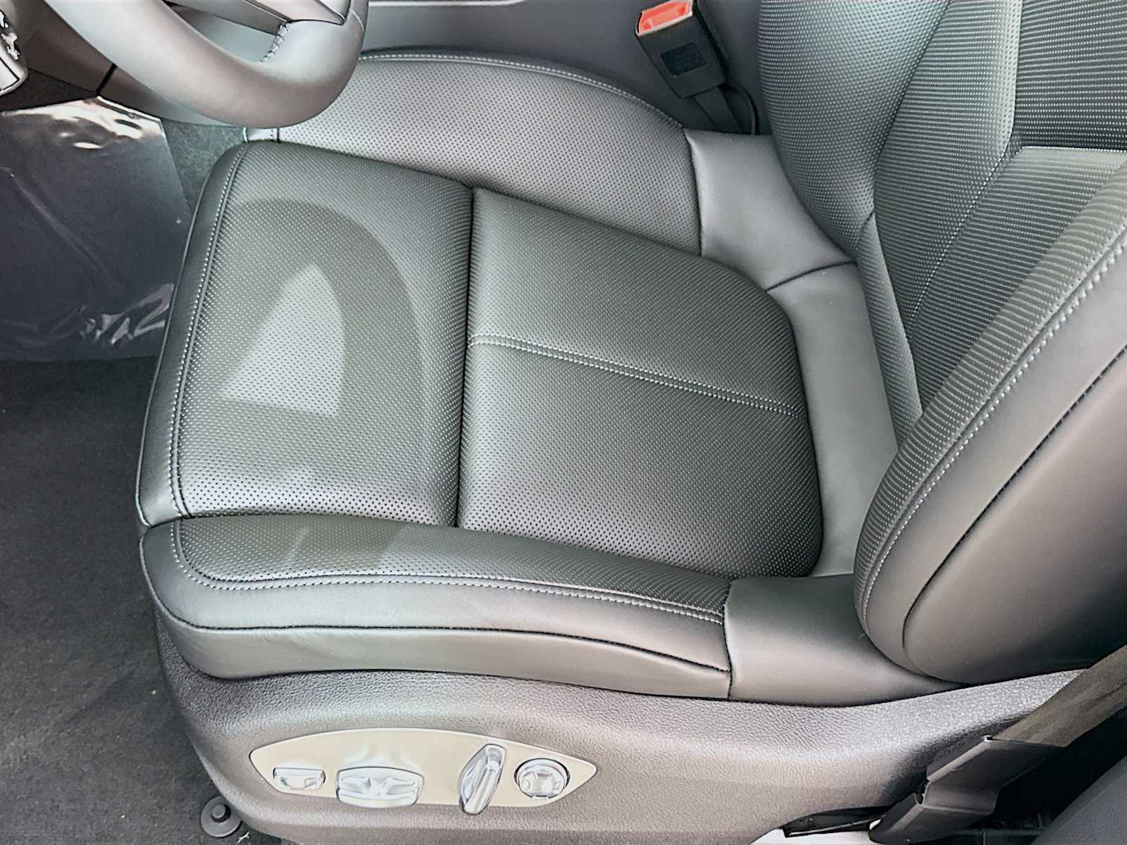 Thumbnail: 2026 Porsche Macan - 15