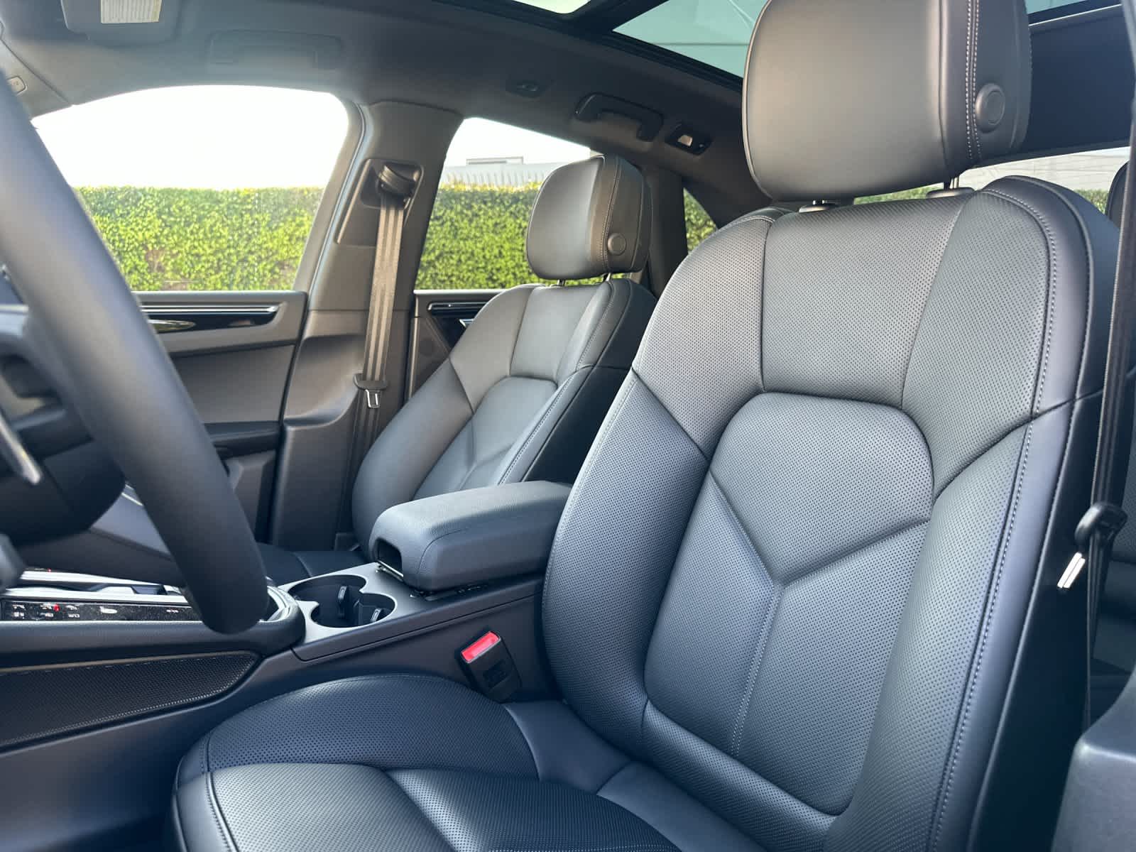 Thumbnail: 2026 Porsche Macan - 5