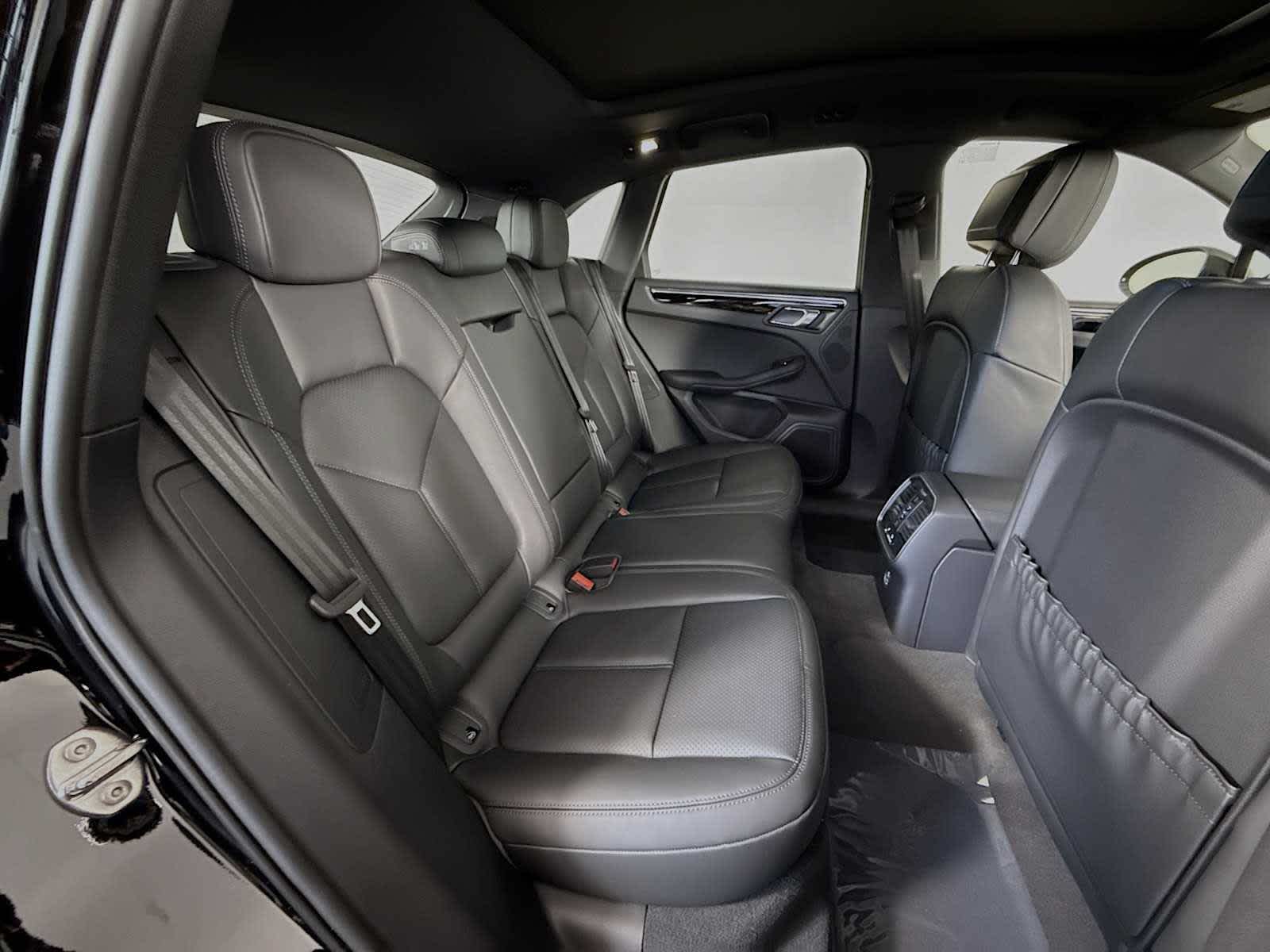 Thumbnail: 2026 Porsche Macan - 20