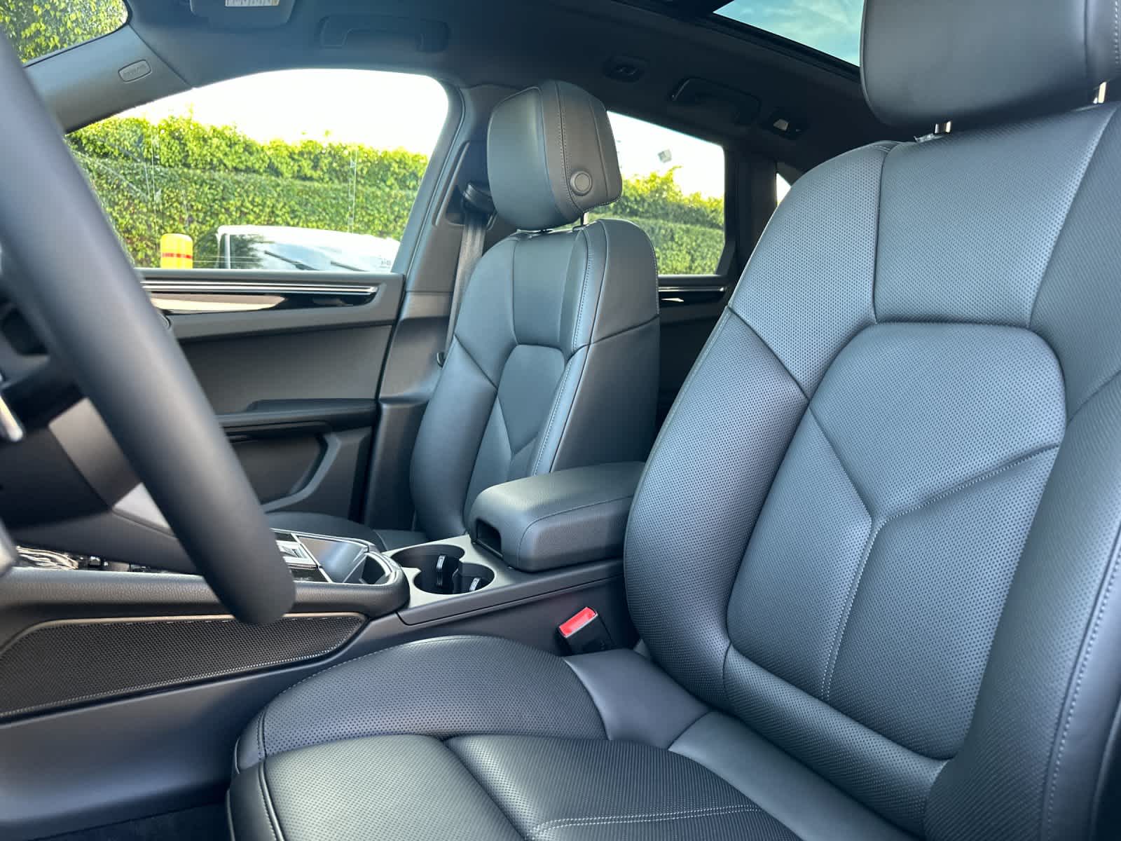 Thumbnail: 2026 Porsche Macan - 5