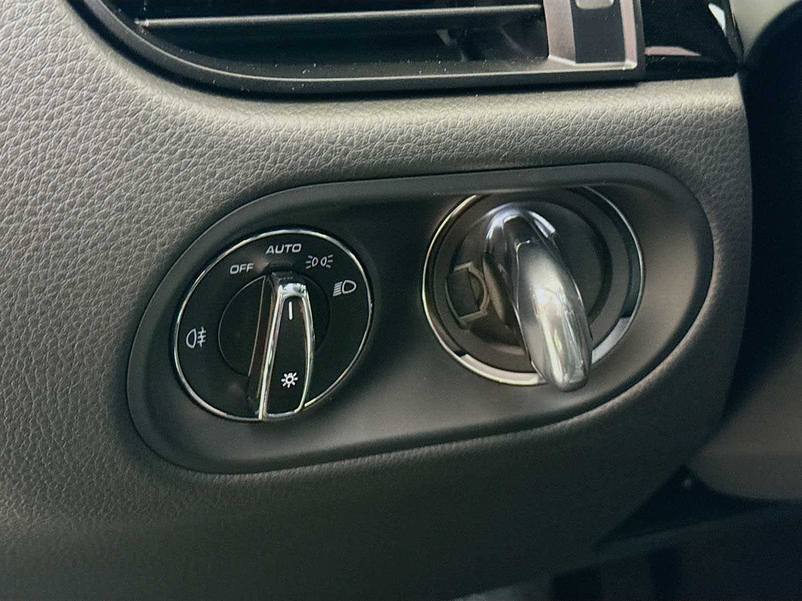 Thumbnail: 2026 Porsche Macan - 11