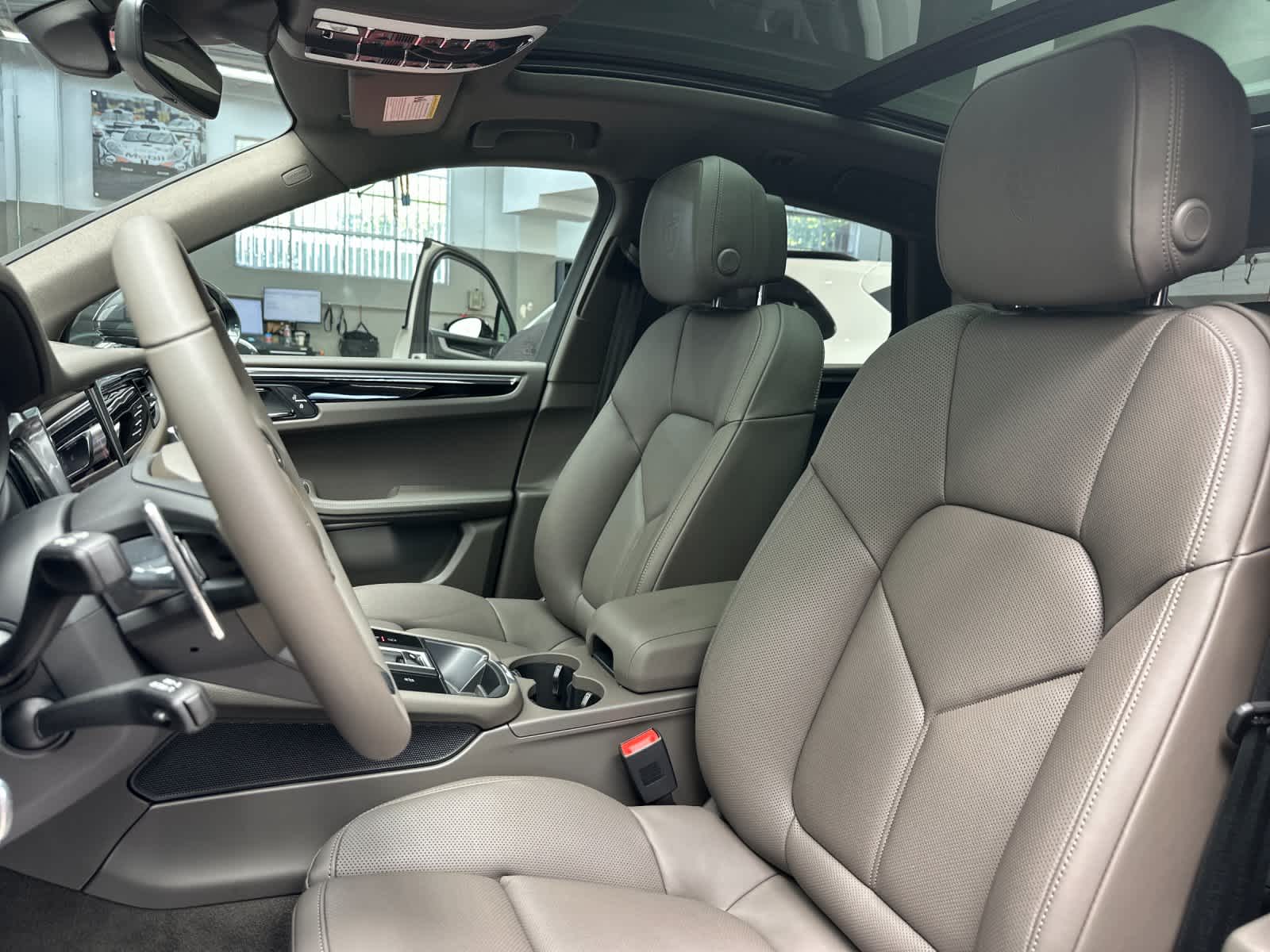 Thumbnail: 2026 Porsche Macan - 5