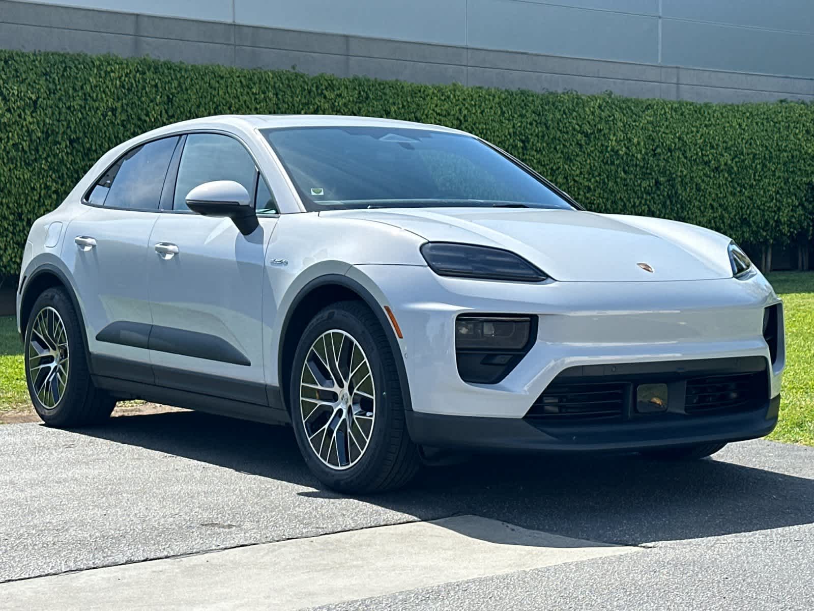 Thumbnail: 2026 Porsche Macan - 10