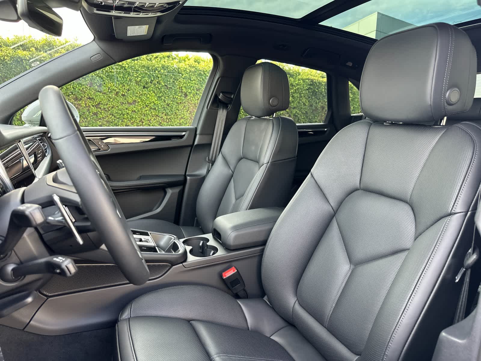 Thumbnail: 2026 Porsche Macan - 5