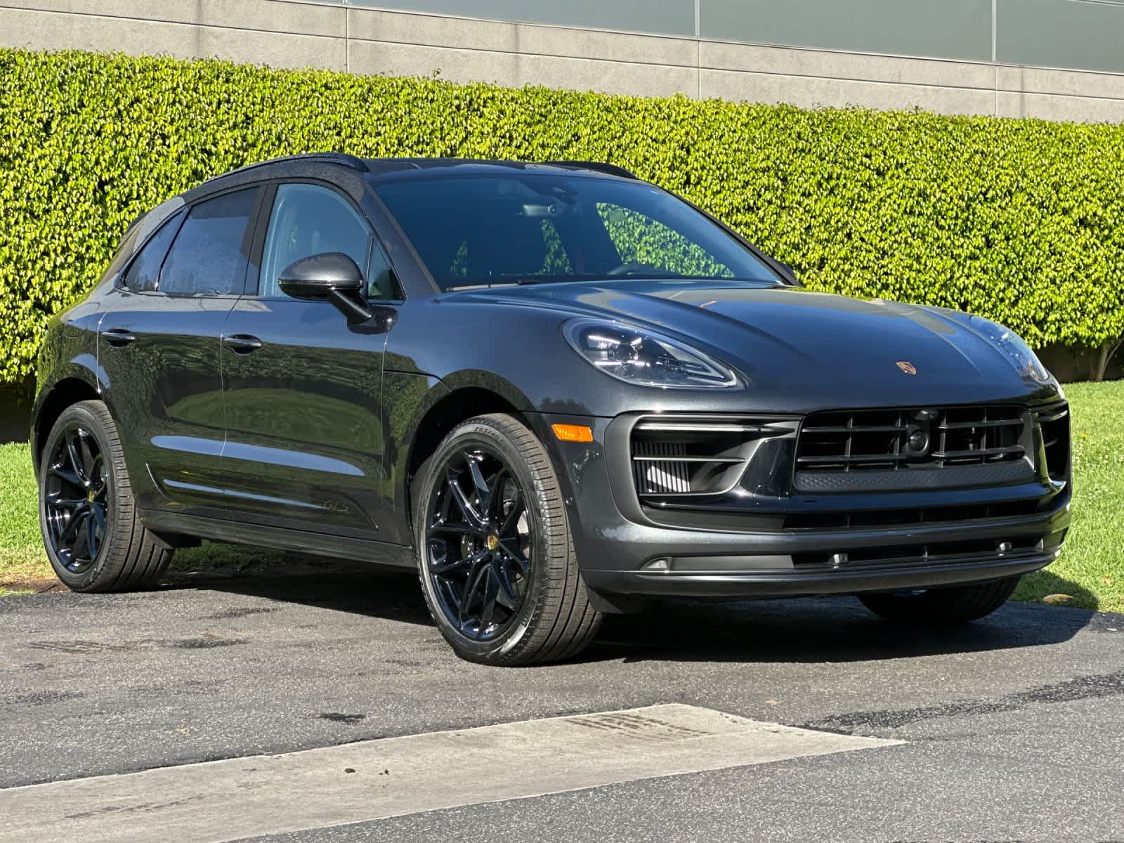 Thumbnail: 2026 Porsche Macan - 10