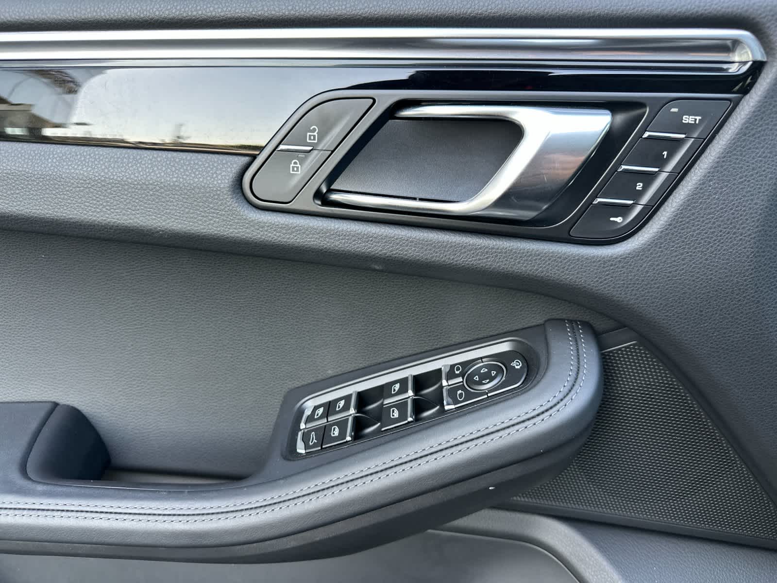 Thumbnail: 2025 Porsche Macan - 12