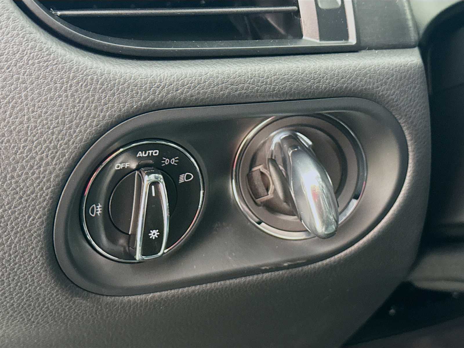 Thumbnail: 2026 Porsche Macan - 11