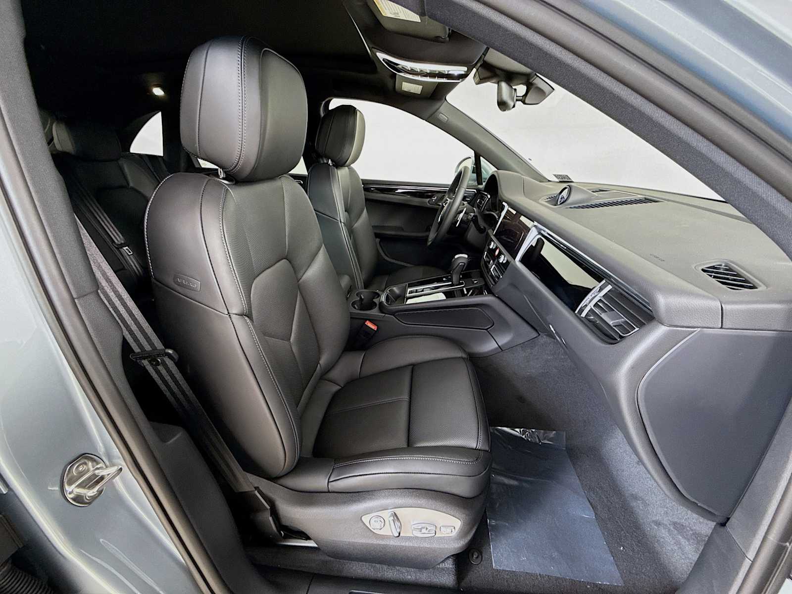 Thumbnail: 2026 Porsche Macan - 21