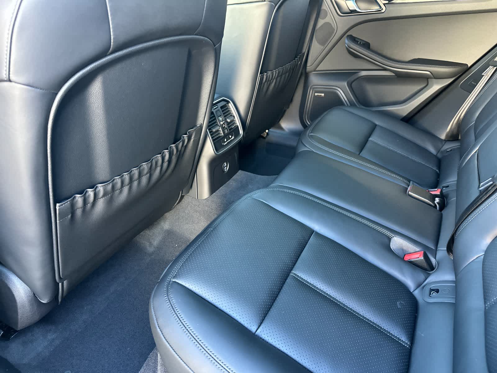 Thumbnail: 2026 Porsche Macan - 13