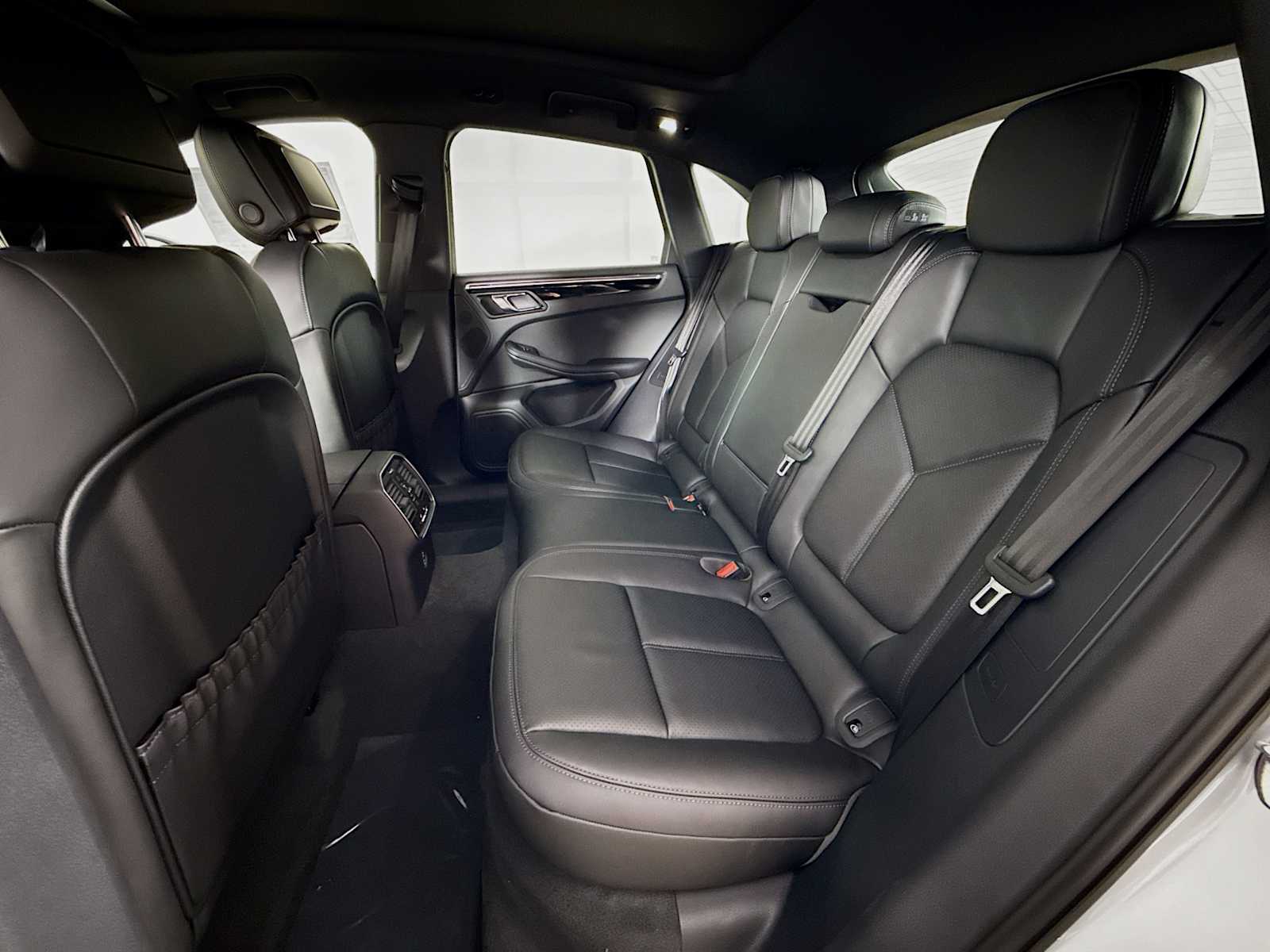 Thumbnail: 2026 Porsche Macan - 17