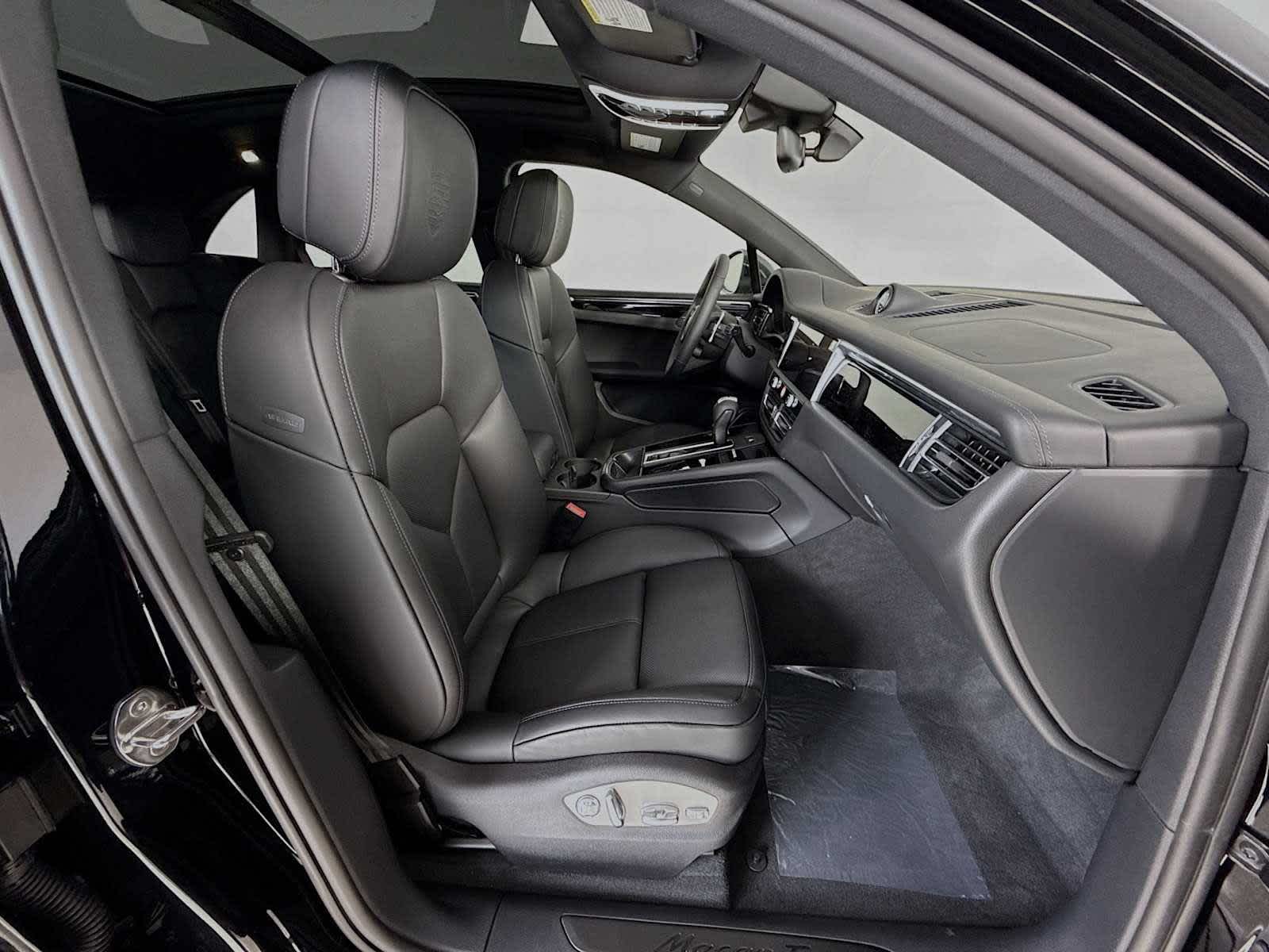 Thumbnail: 2026 Porsche Macan - 21