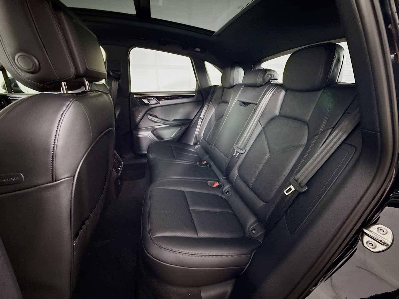 Thumbnail: 2026 Porsche Macan - 17