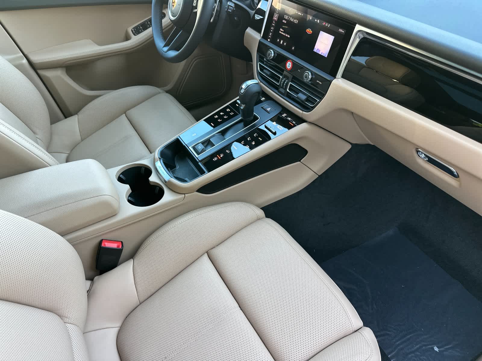 Thumbnail: 2026 Porsche Macan - 17