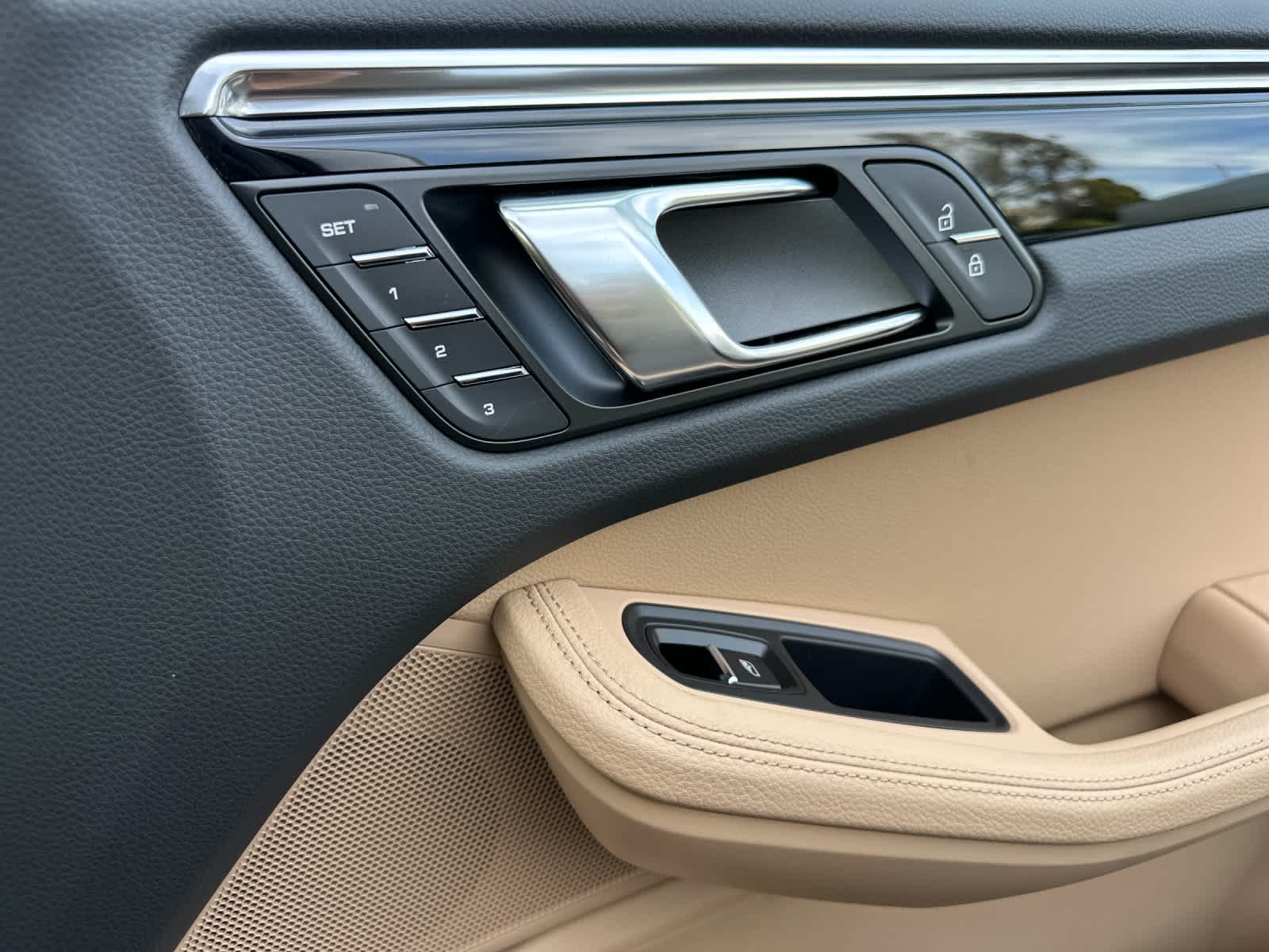 Thumbnail: 2026 Porsche Macan - 19