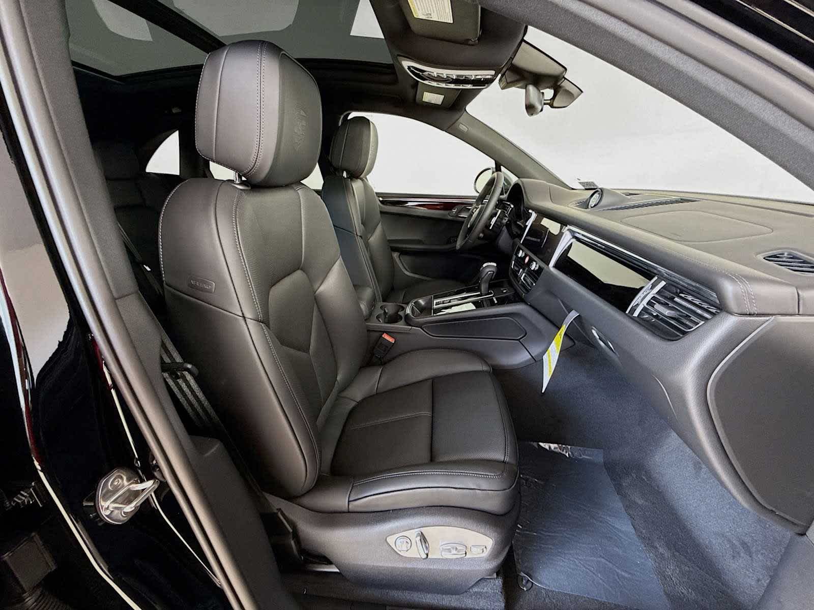 Thumbnail: 2025 Porsche Macan - 21