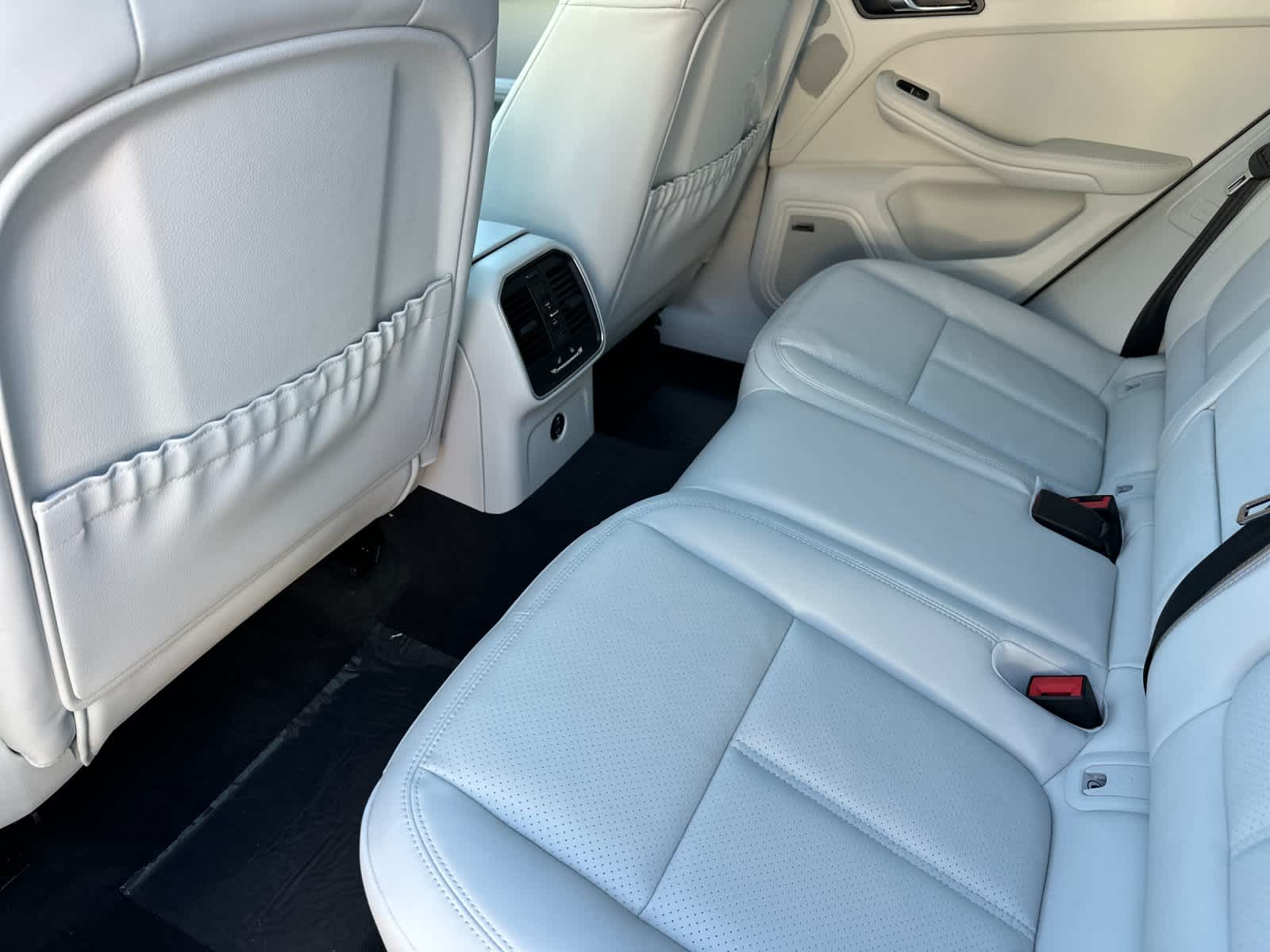 Thumbnail: 2026 Porsche Macan - 13