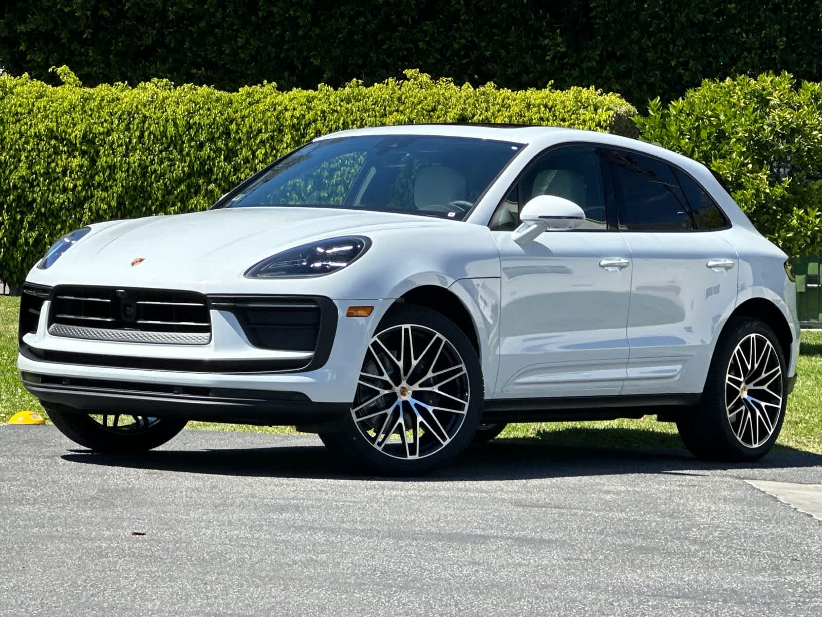 Thumbnail: 2026 Porsche Macan - 1