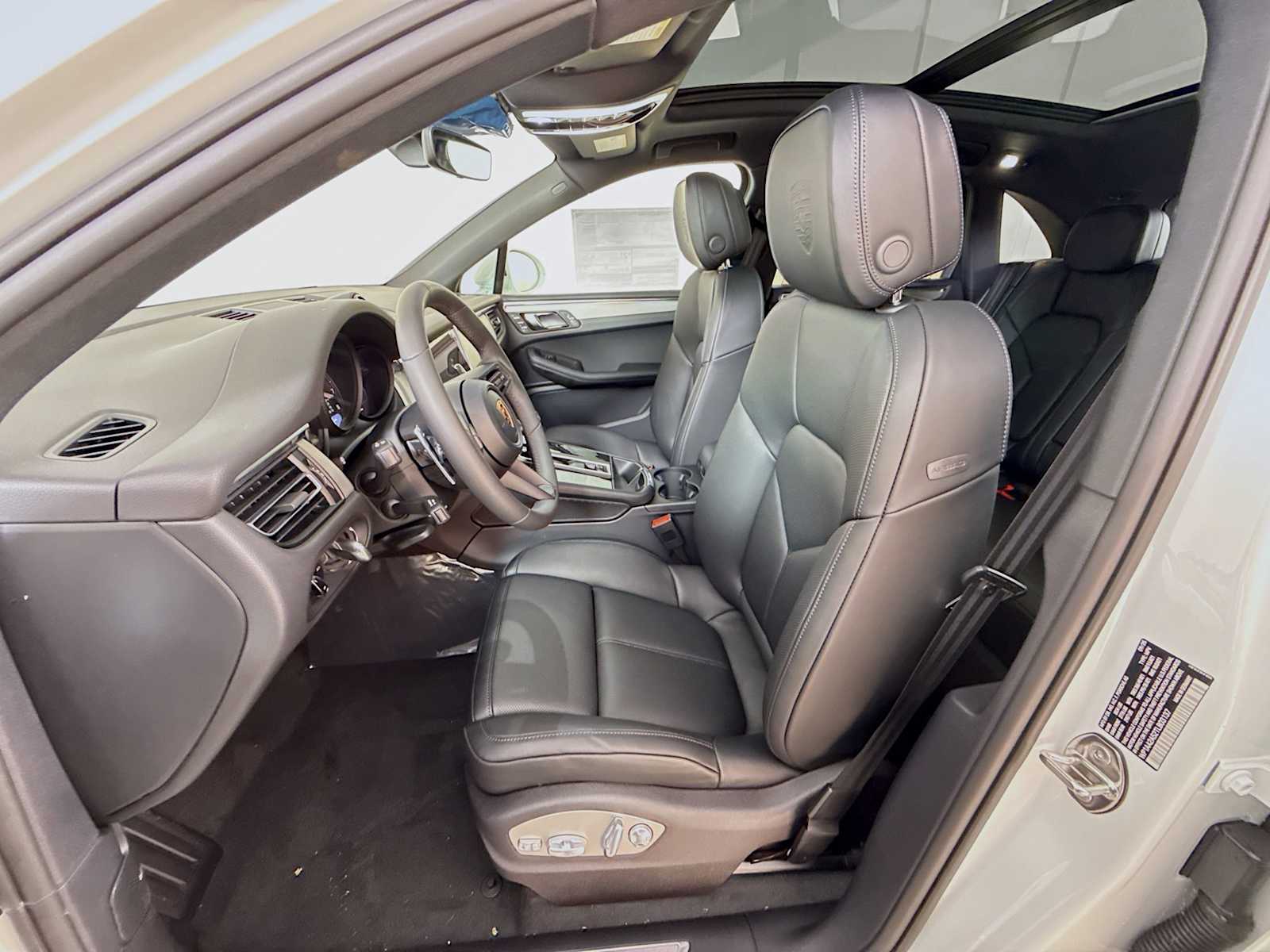 Thumbnail: 2026 Porsche Macan - 5