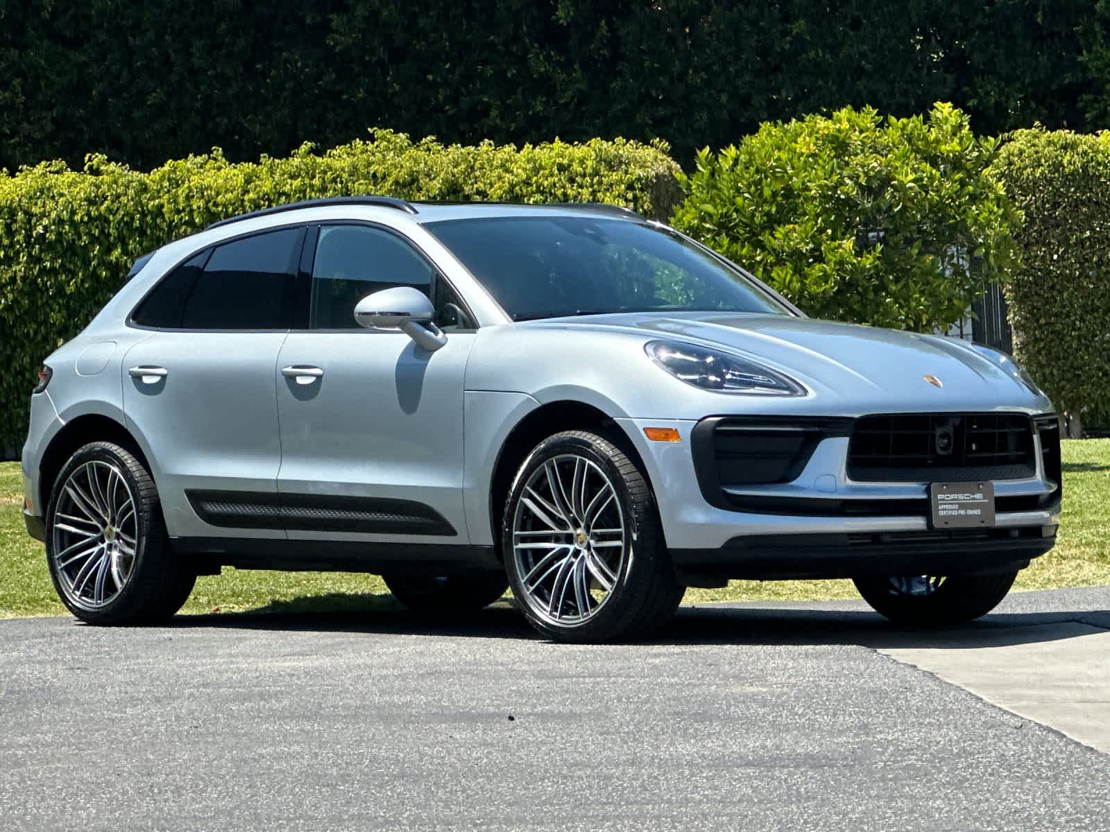 Thumbnail: 2026 Porsche Macan - 10