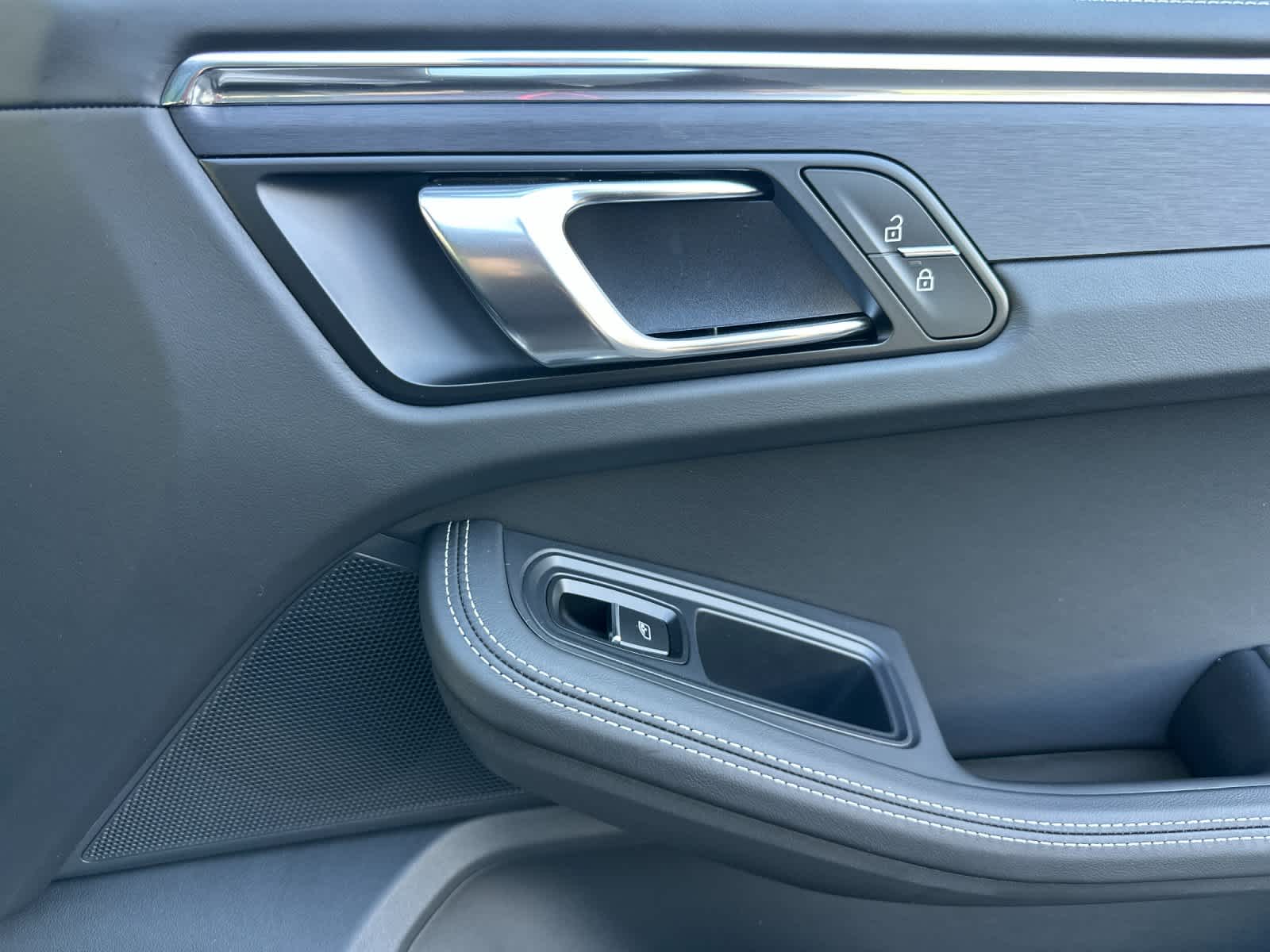 Thumbnail: 2026 Porsche Macan - 19