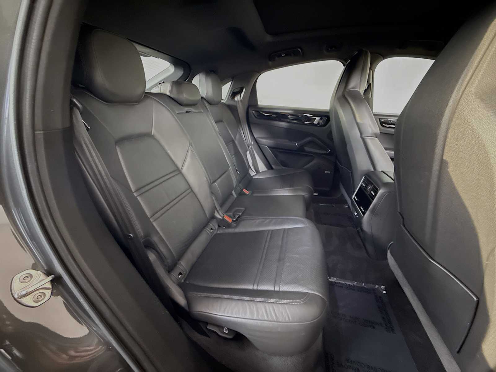 Thumbnail: 2022 Porsche Cayenne - 41