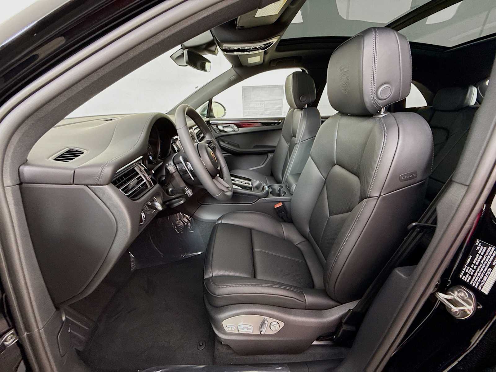 Thumbnail: 2025 Porsche Macan - 5