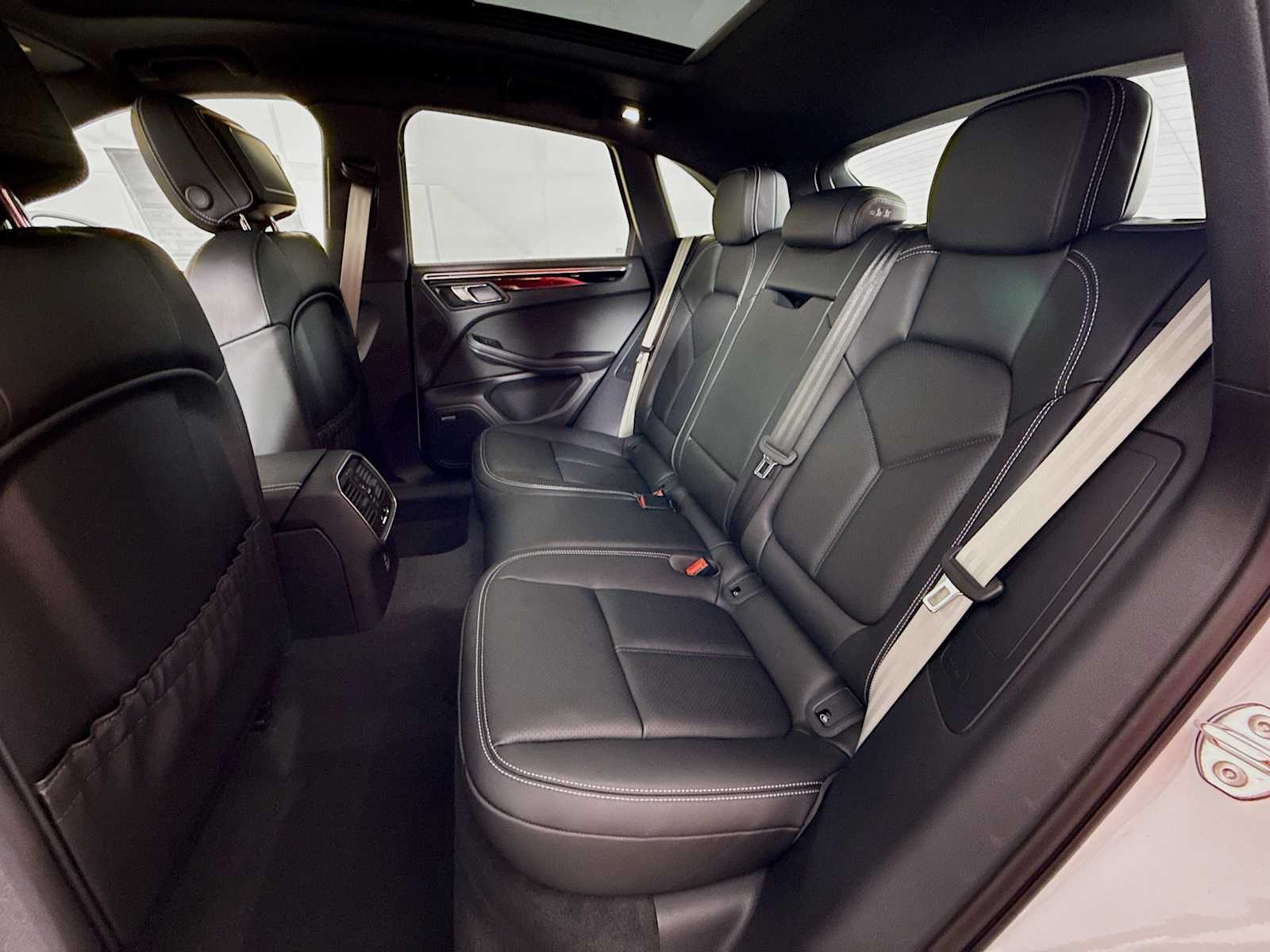 Thumbnail: 2026 Porsche Macan - 17