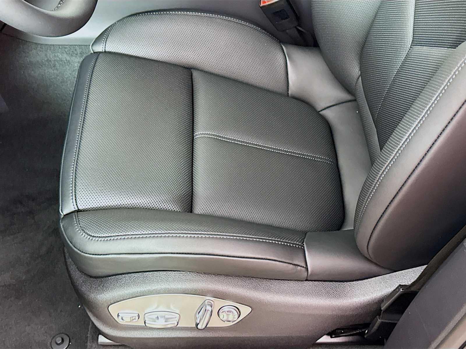 Thumbnail: 2026 Porsche Macan - 26