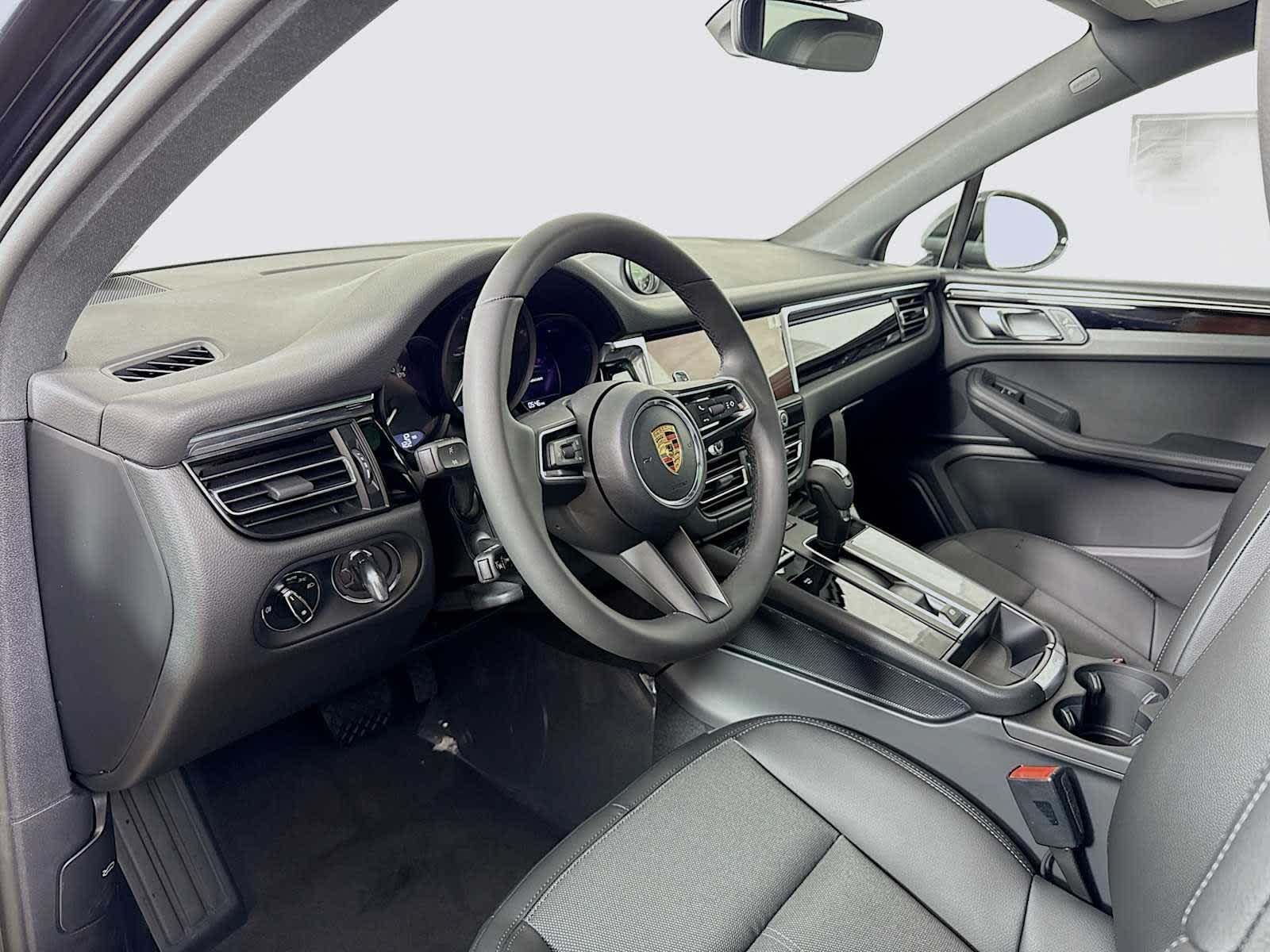 Thumbnail: 2026 Porsche Macan - 4