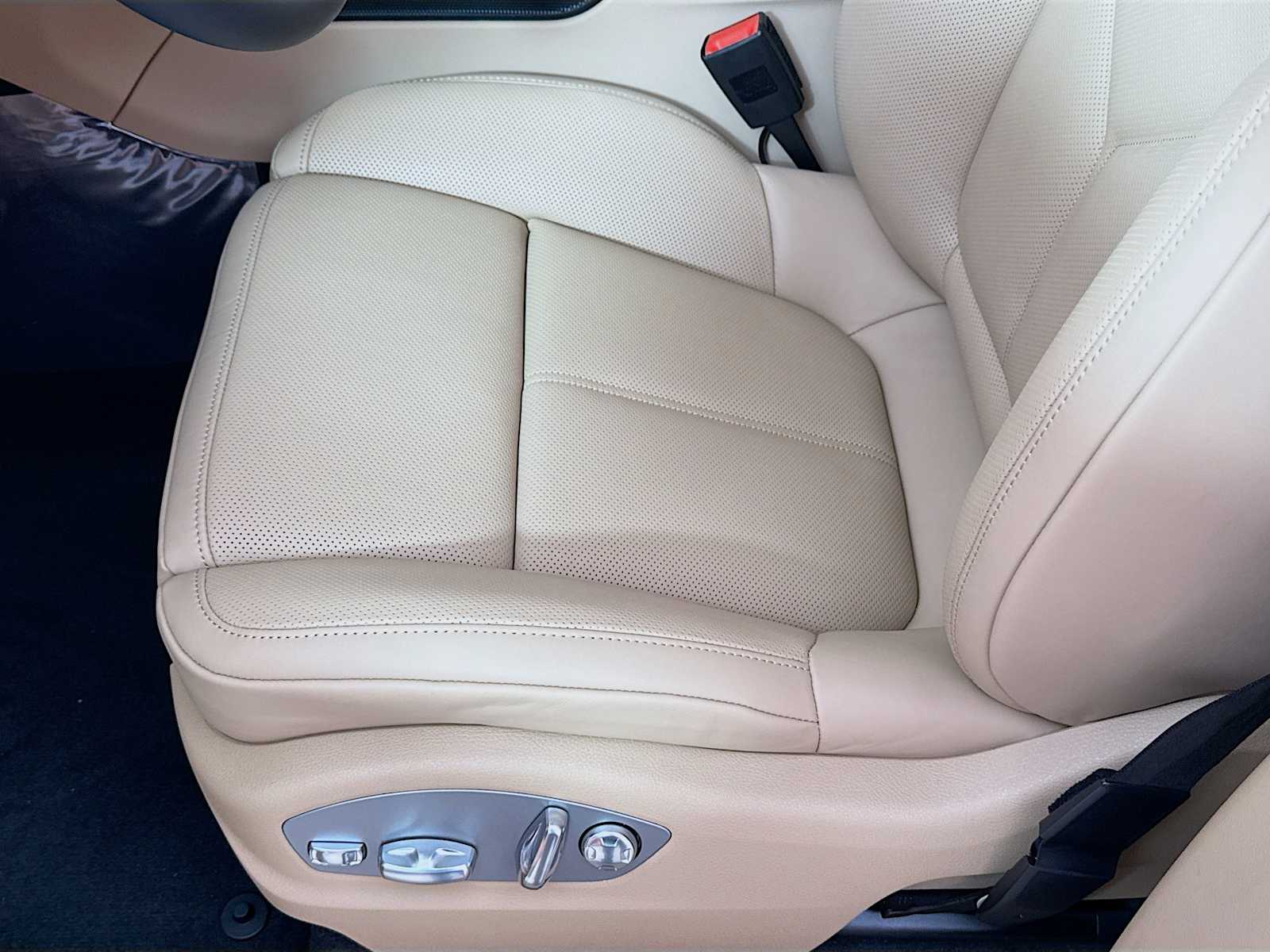 Thumbnail: 2026 Porsche Macan - 15