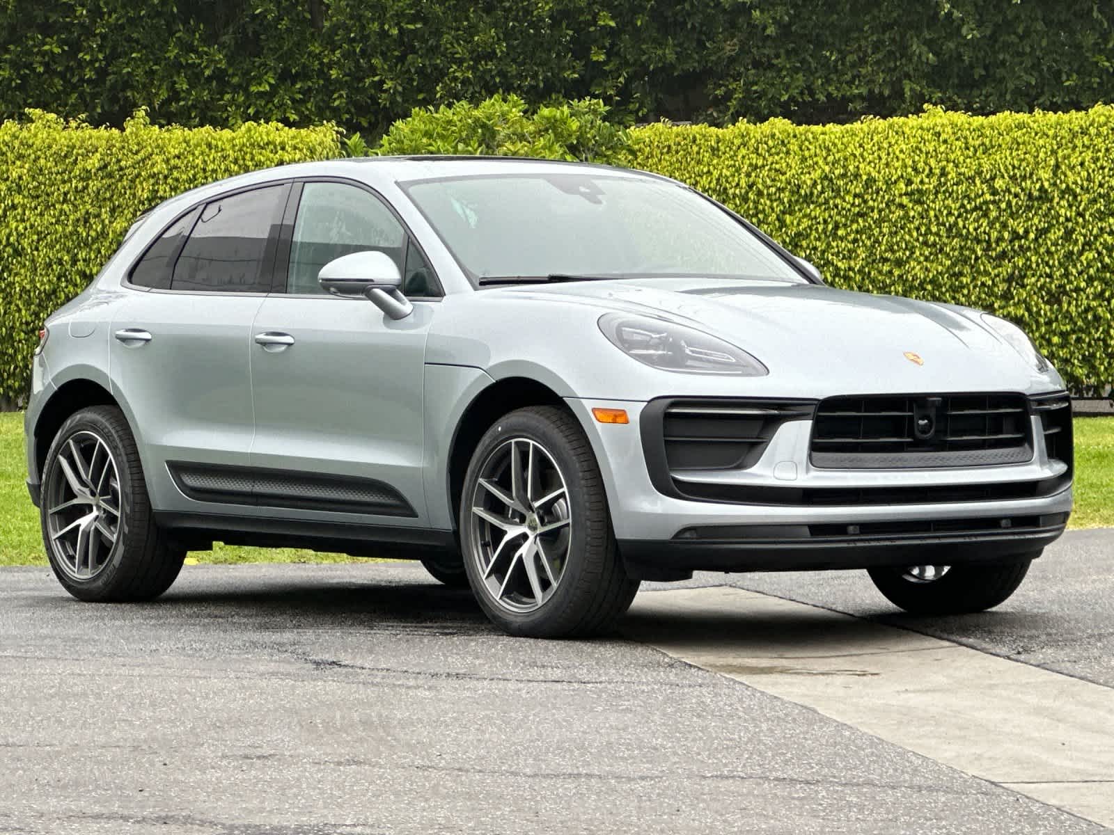 Thumbnail: 2026 Porsche Macan - 10