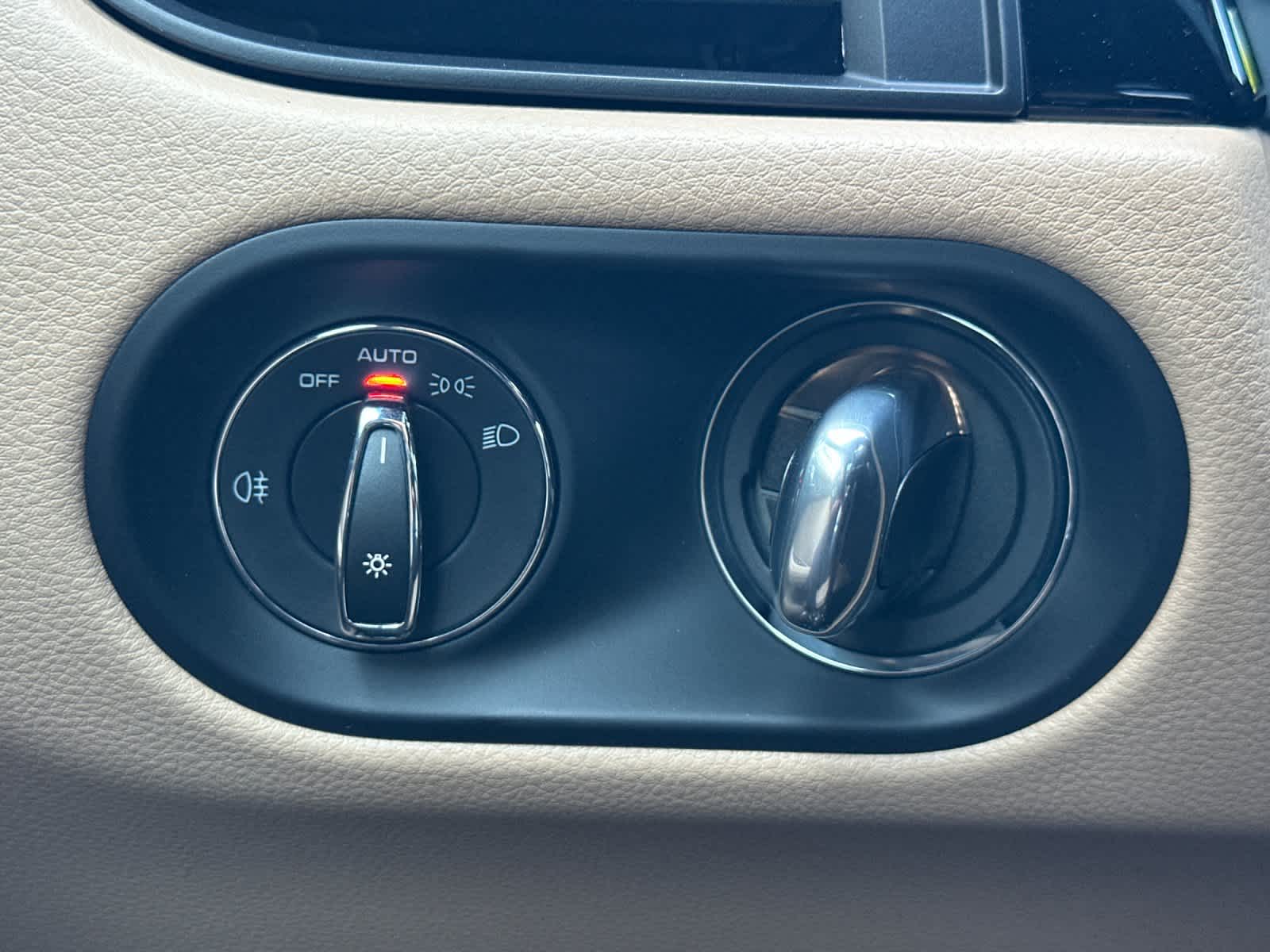 Thumbnail: 2026 Porsche Macan - 30