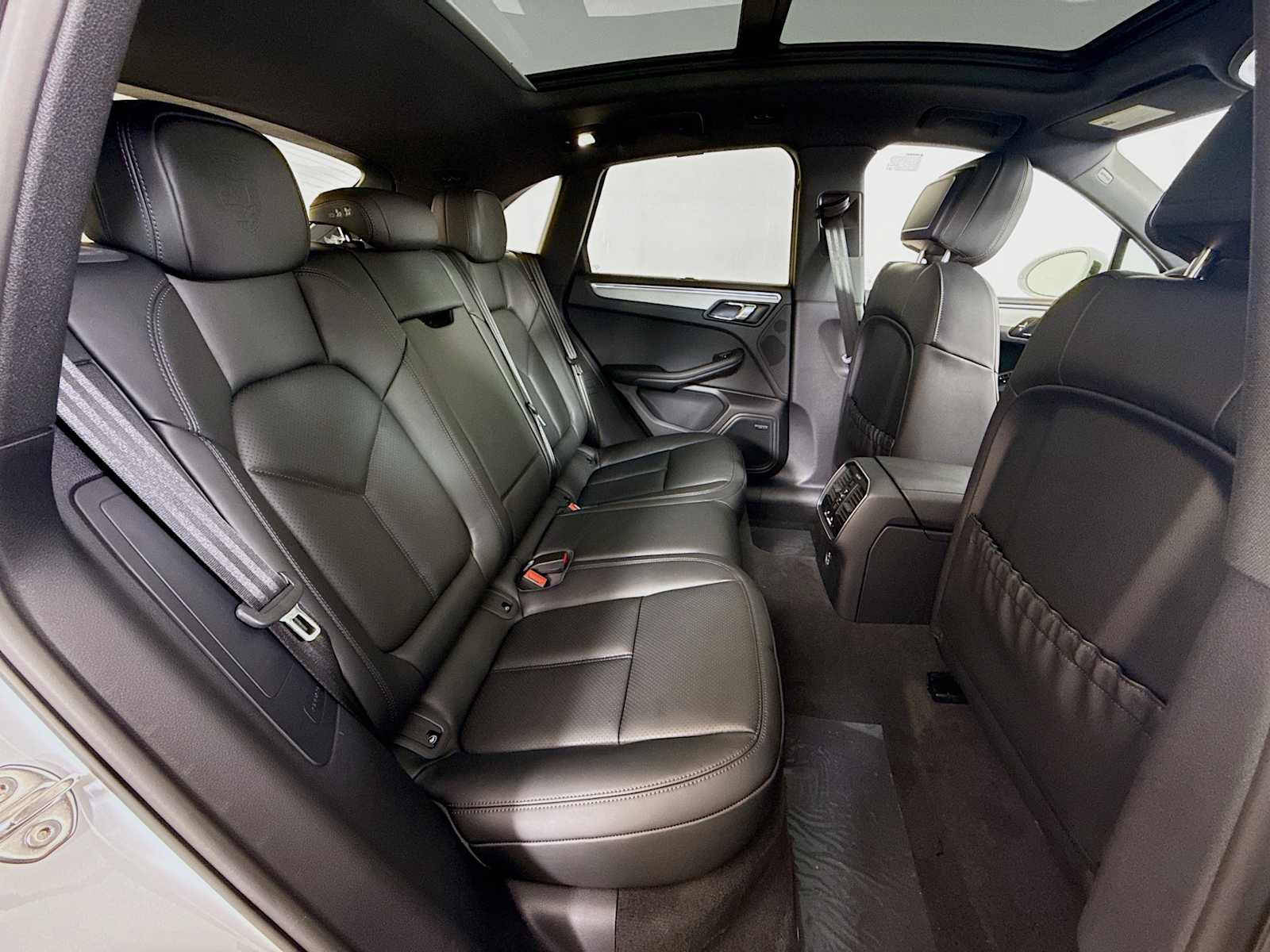 Thumbnail: 2026 Porsche Macan - 20