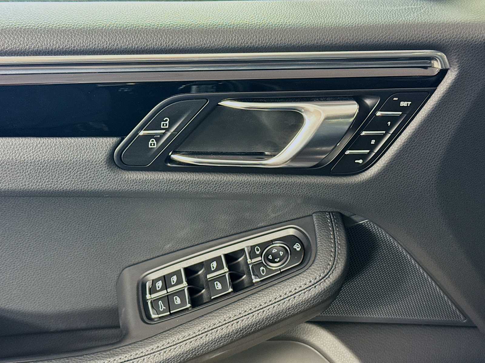 Thumbnail: 2025 Porsche Macan - 15