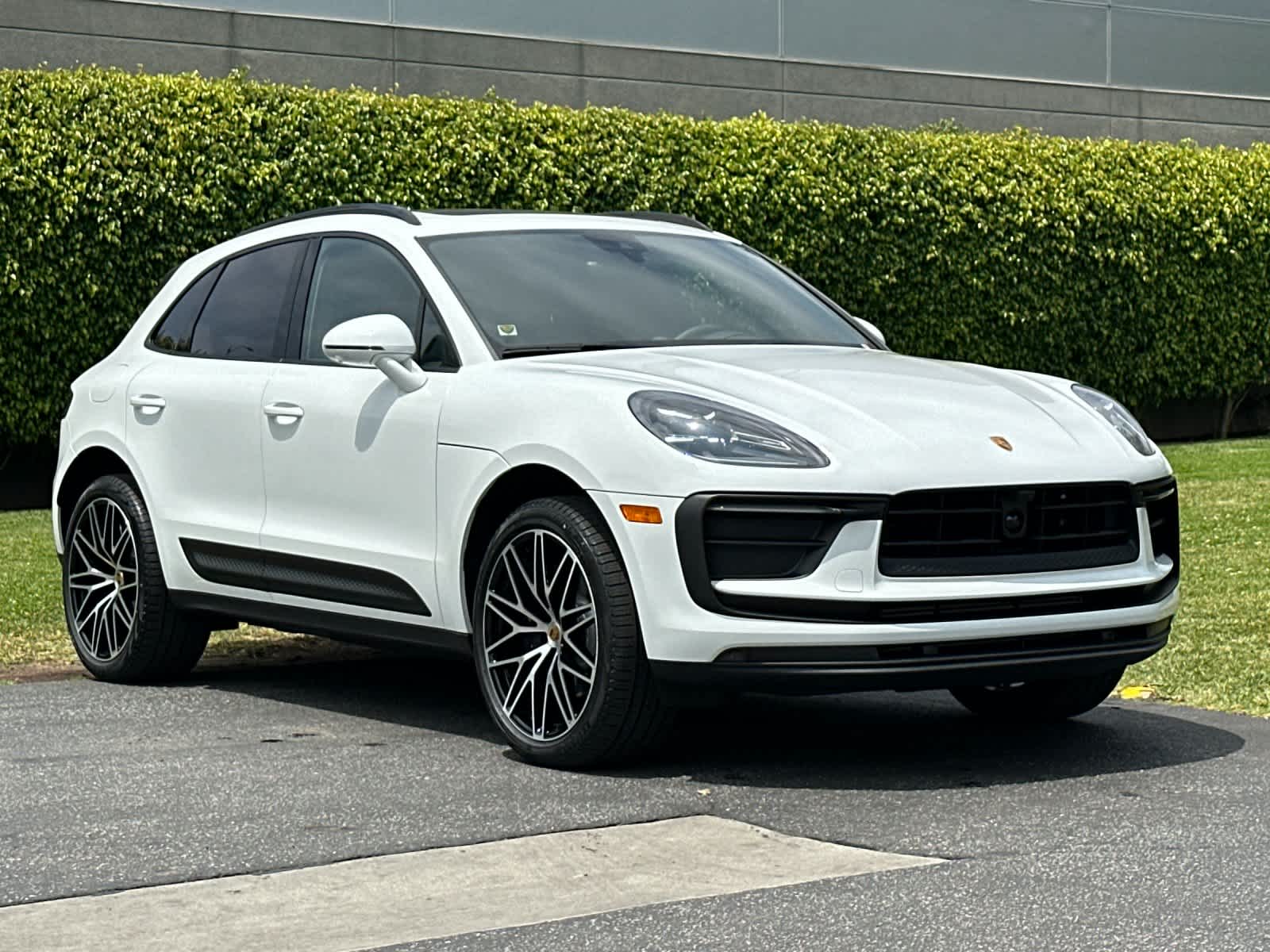 Thumbnail: 2026 Porsche Macan - 10